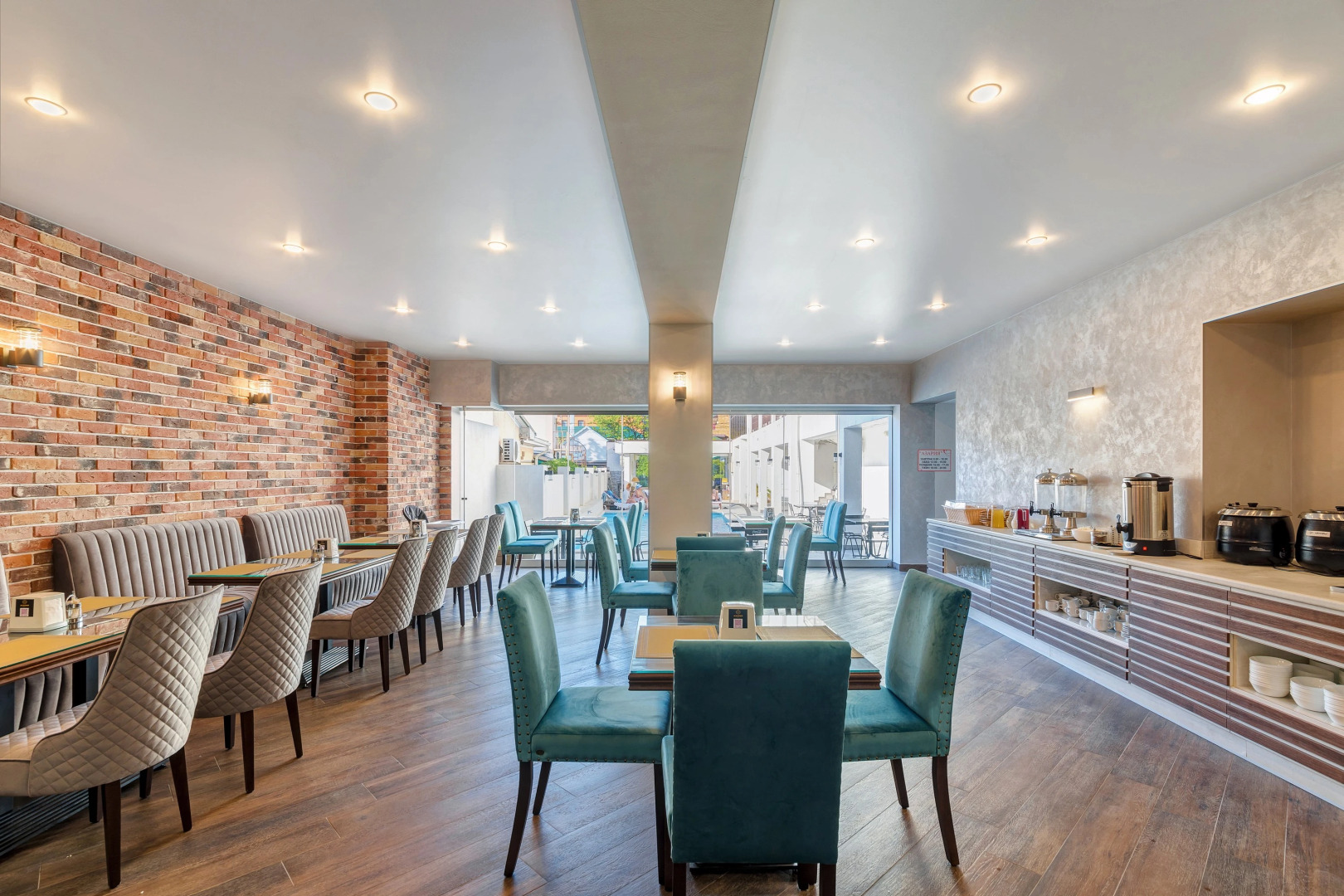 Отель Азария