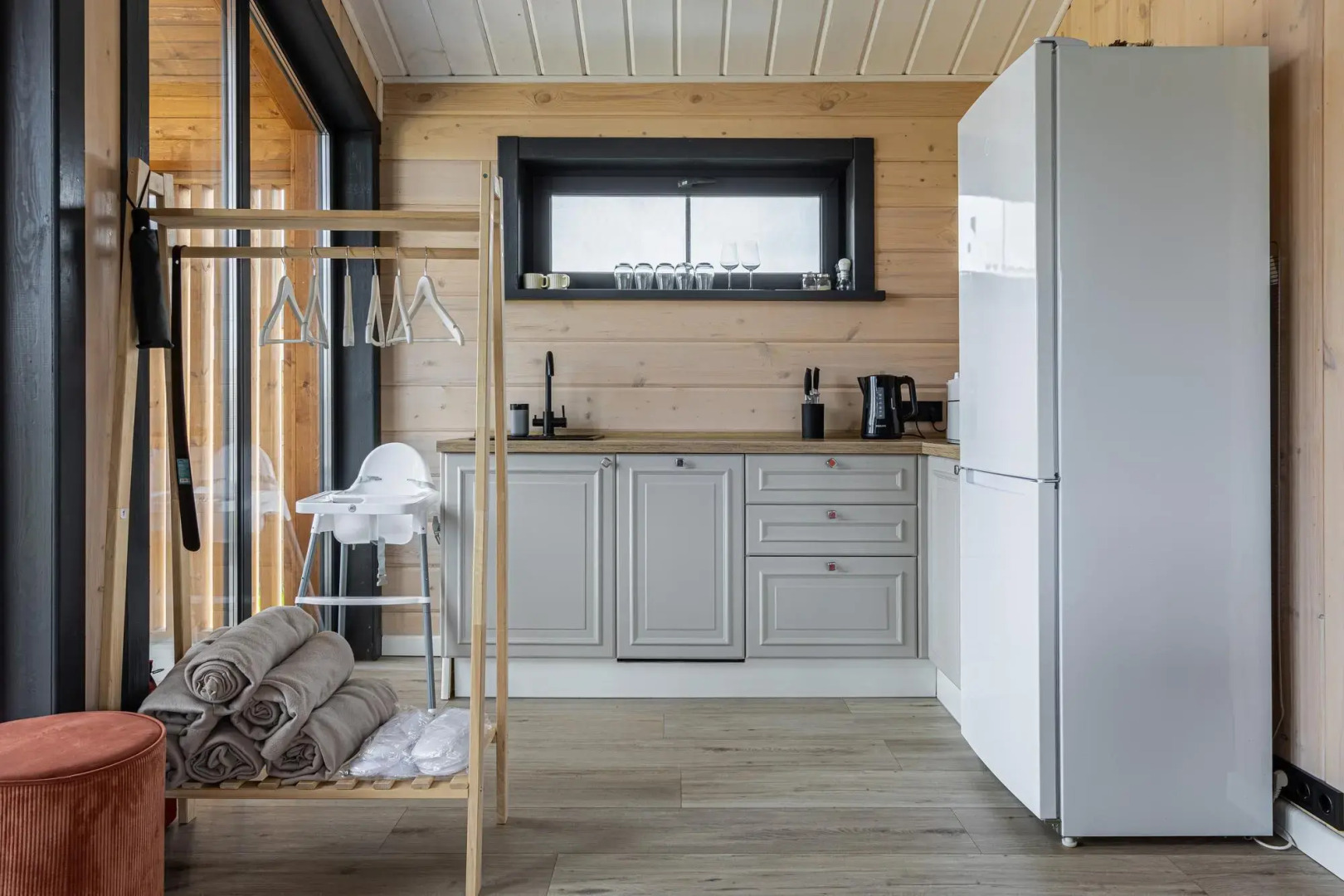 Частный Дом Среди Зимнего Леса с Панорамными Окнами