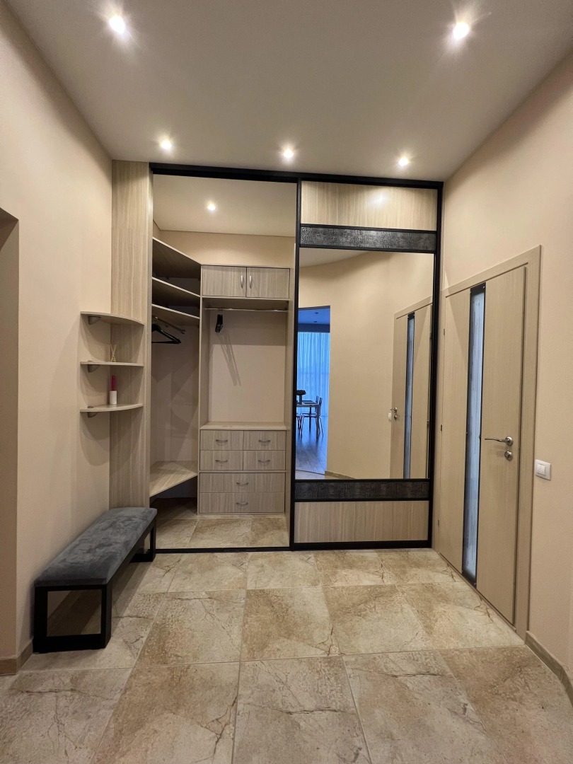 Квартира Просторная Студия с Панорамными Окнами в Центре