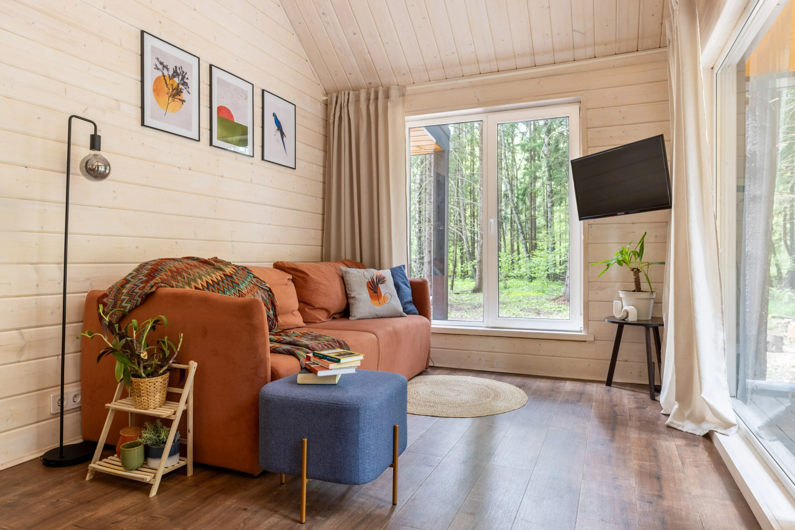 Частный дом в еловом лесу