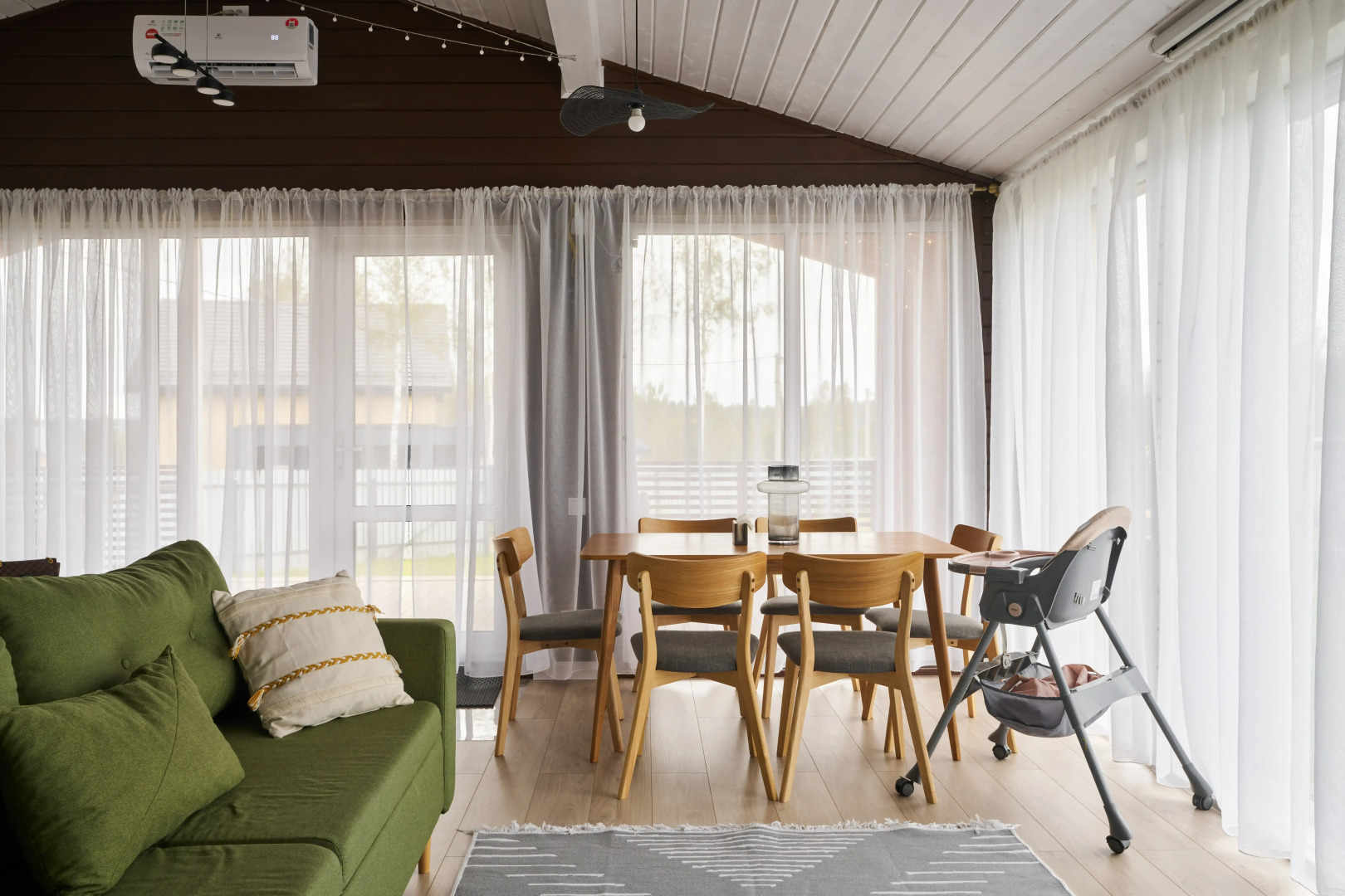 Частный дом с панорамными окнами у озера