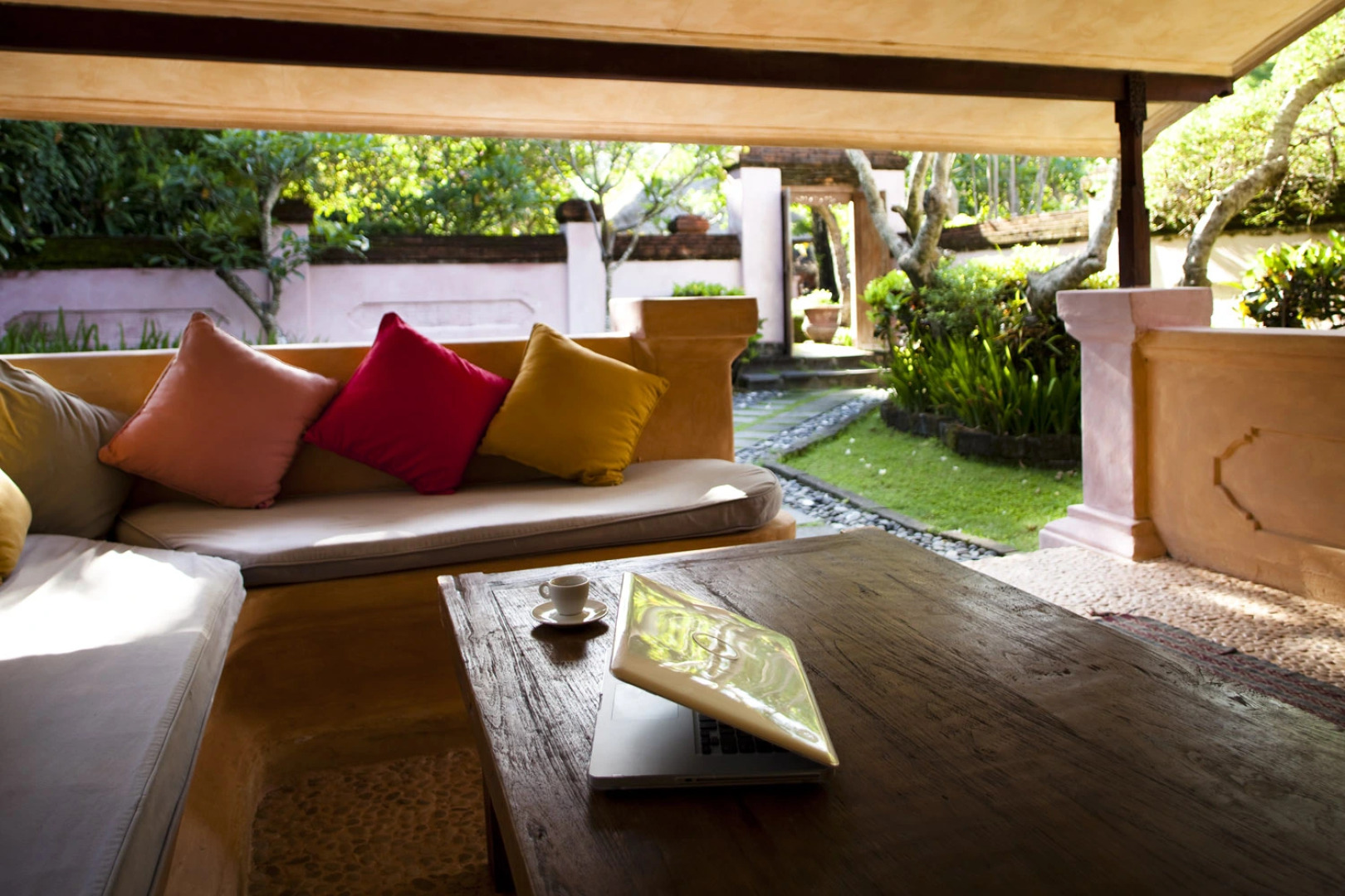 Отель La Taverna Suites