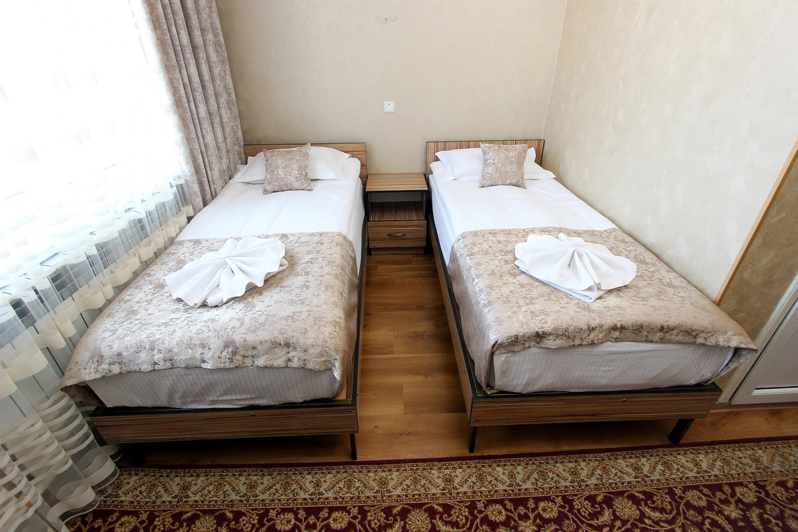 Отель Маданур