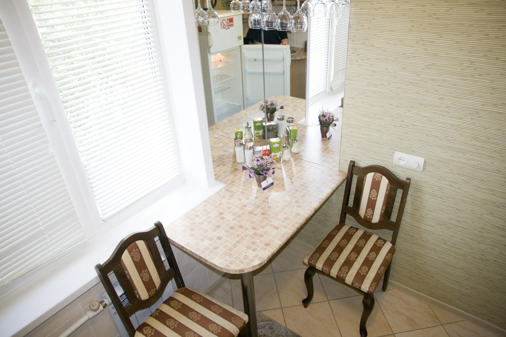 Уютная однокомнатная с изумрудным диваном и теплым полом