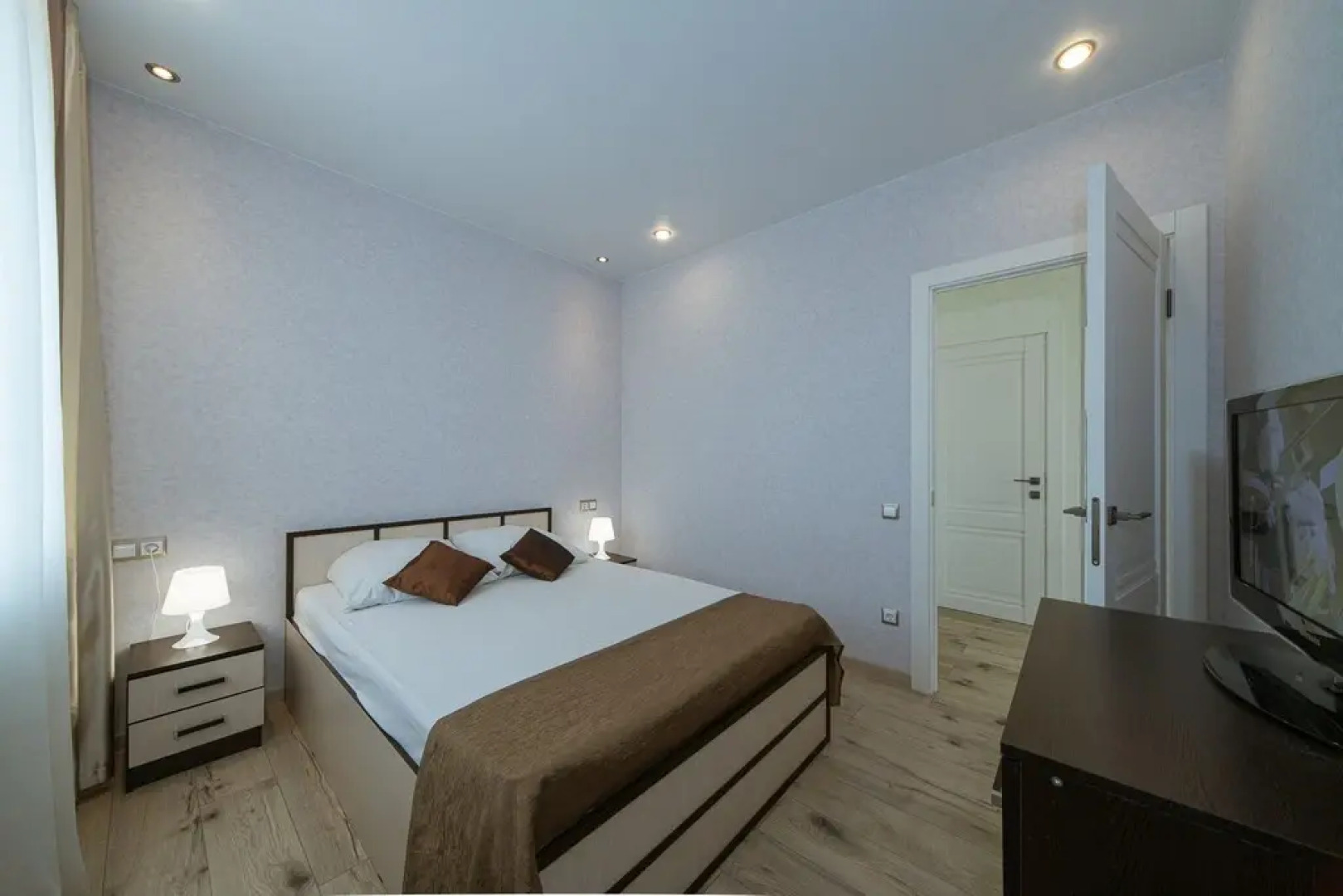 Квартира от компании Хоум Отель на Ново- Садовой  215Б