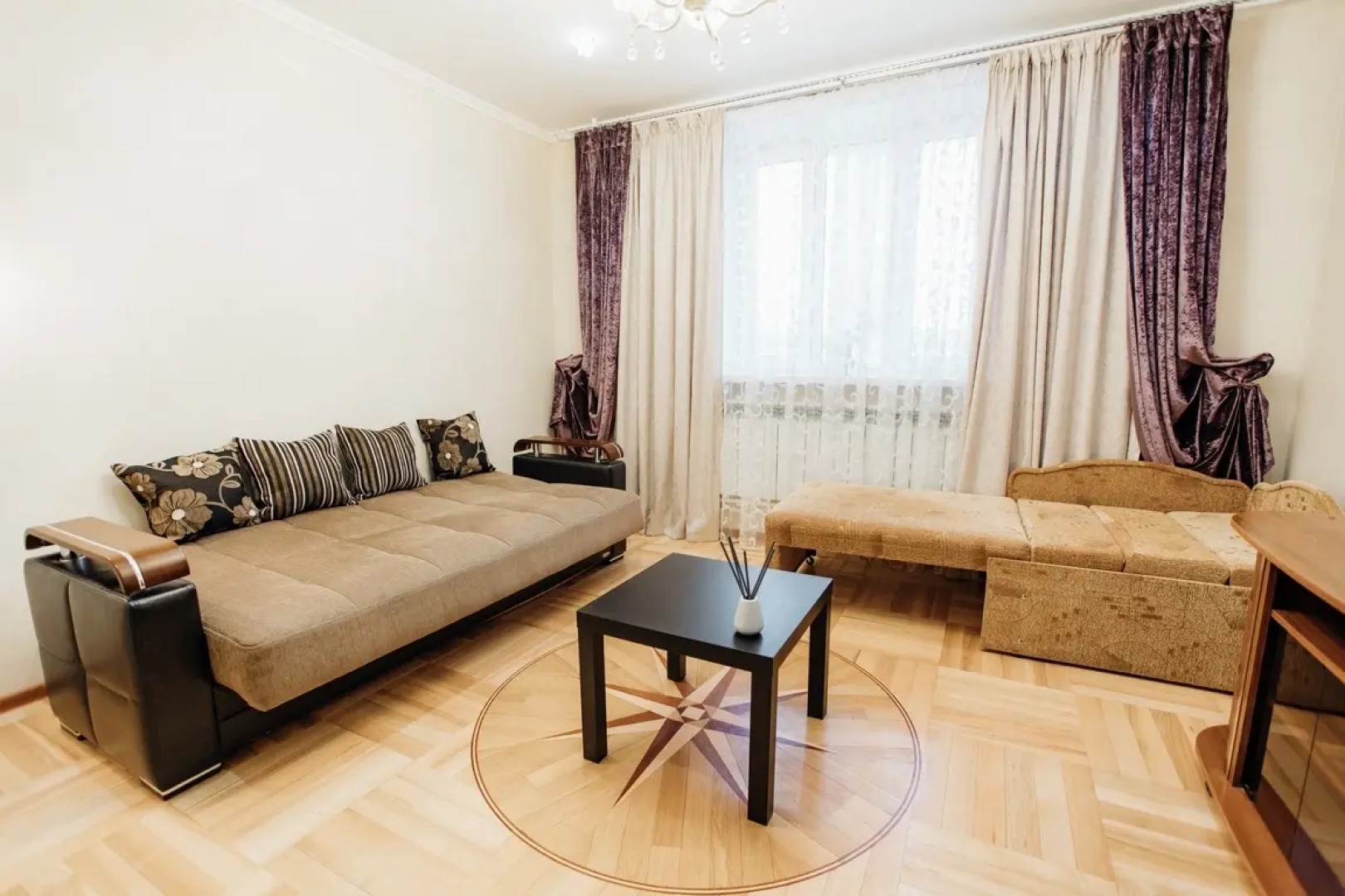 Трехкомнатные апартаменты возле Музея Космонавтики в Новом доме с Панорамными окнами 1/16