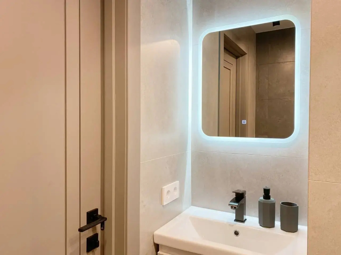 Квартира Стильная Двухкомнатная с Видом на Море во Владивостоке