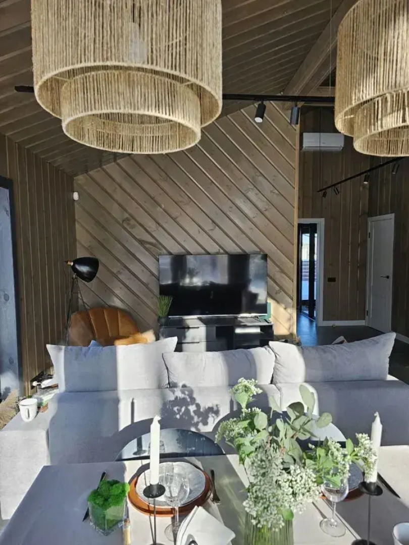 Частный дом Пaноpaмный дом в хвойнoм лесу с сaуной