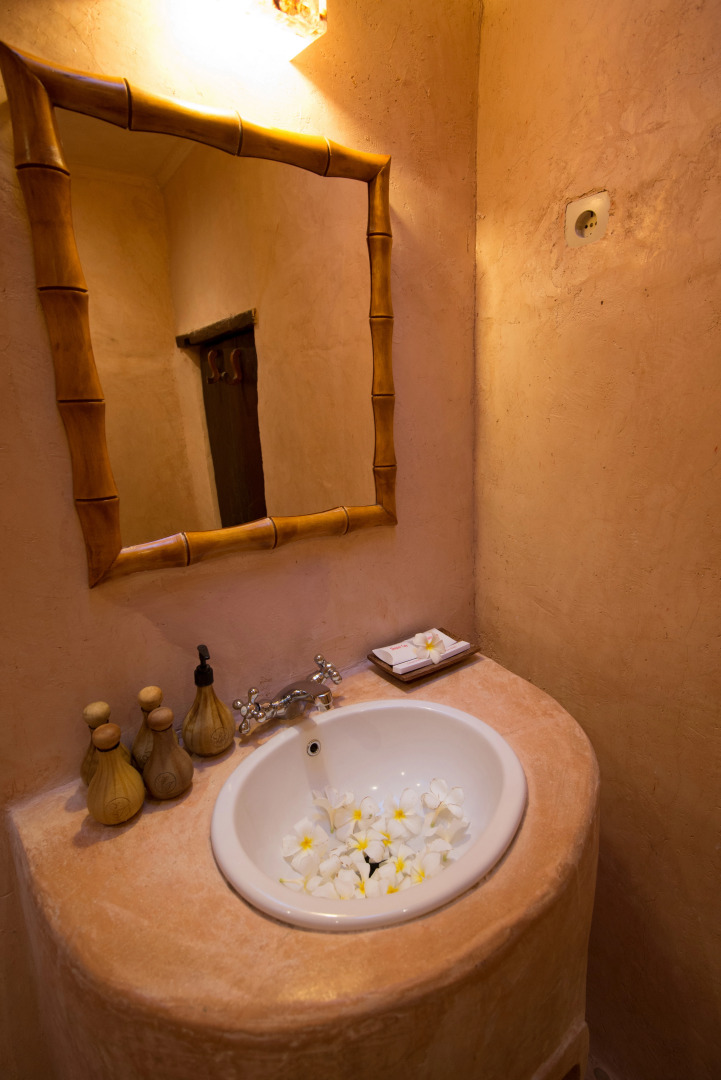 Отель La Taverna Suites