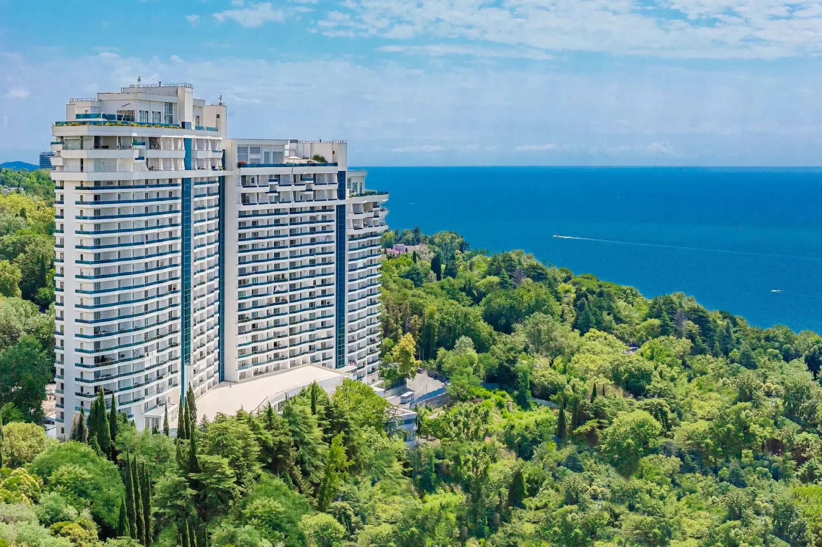 Квартира с двумя террасами и бассейном