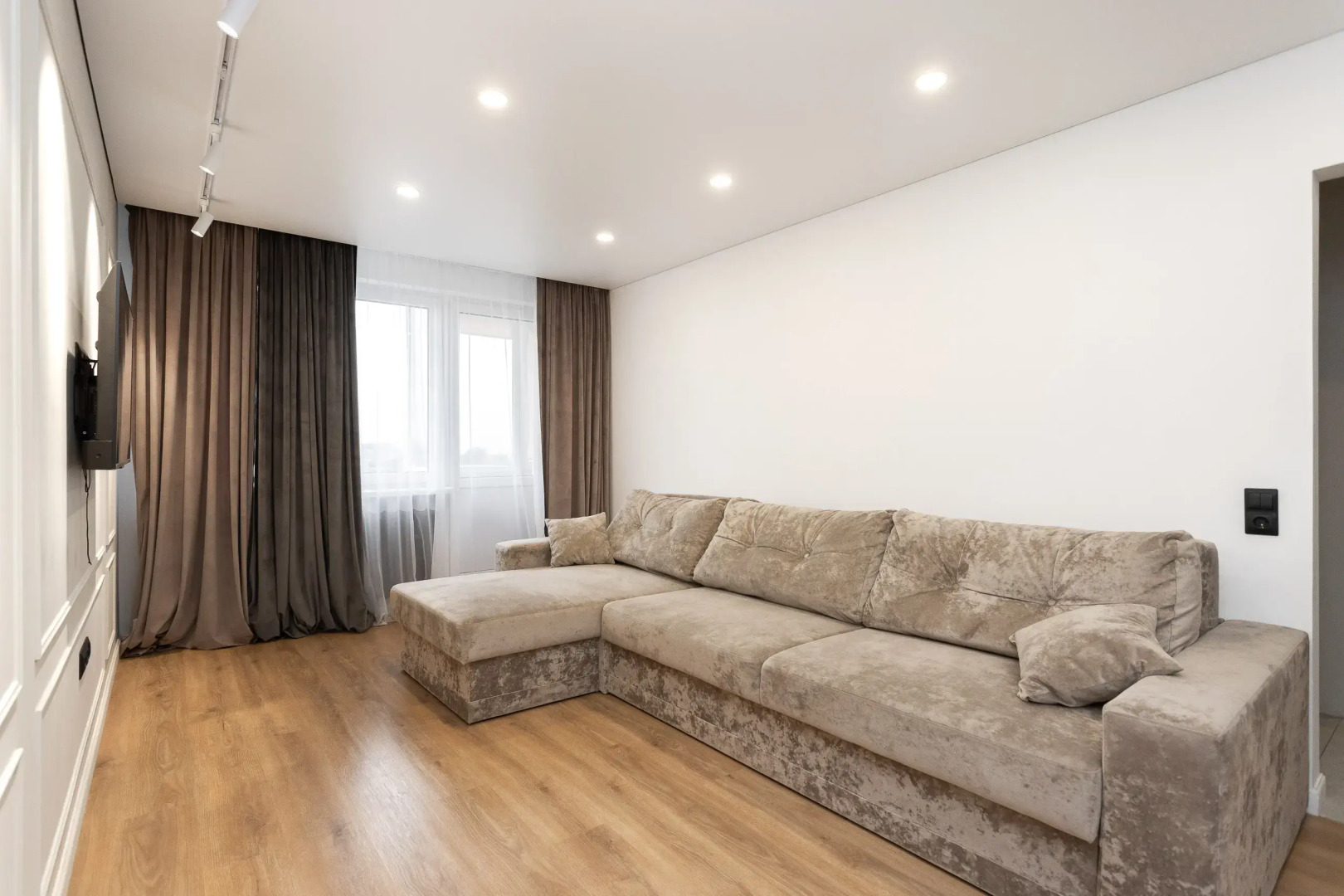 Квартира уютная трехкомнатная с двумя балконами рядом с островом Канта