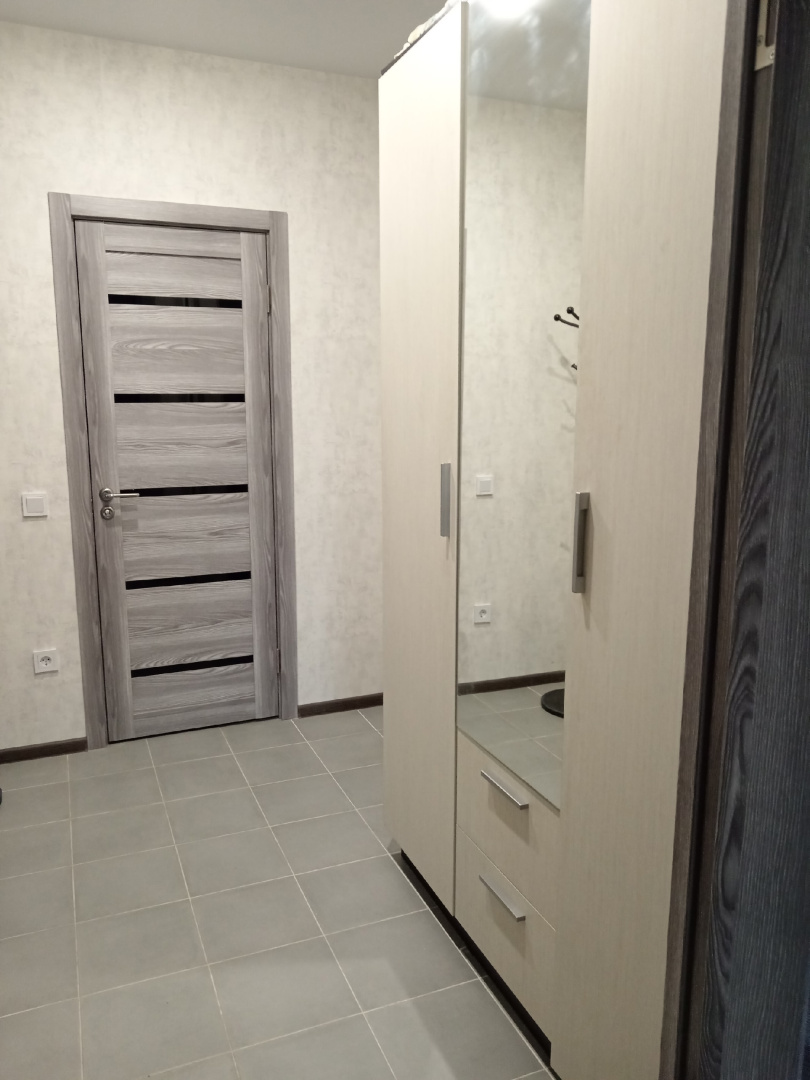 Квартира с панорамными окнами с видом на озеро