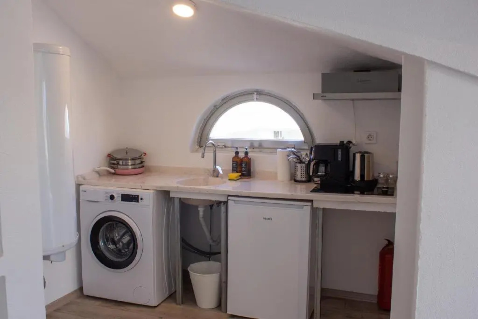 Отель Aloha Suites