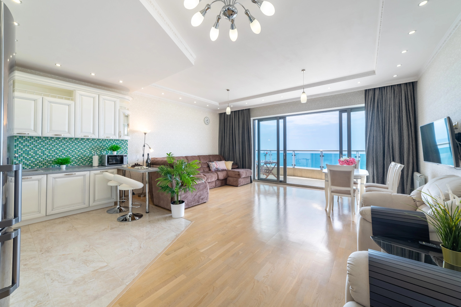 Квартира с двумя террасами и бассейном