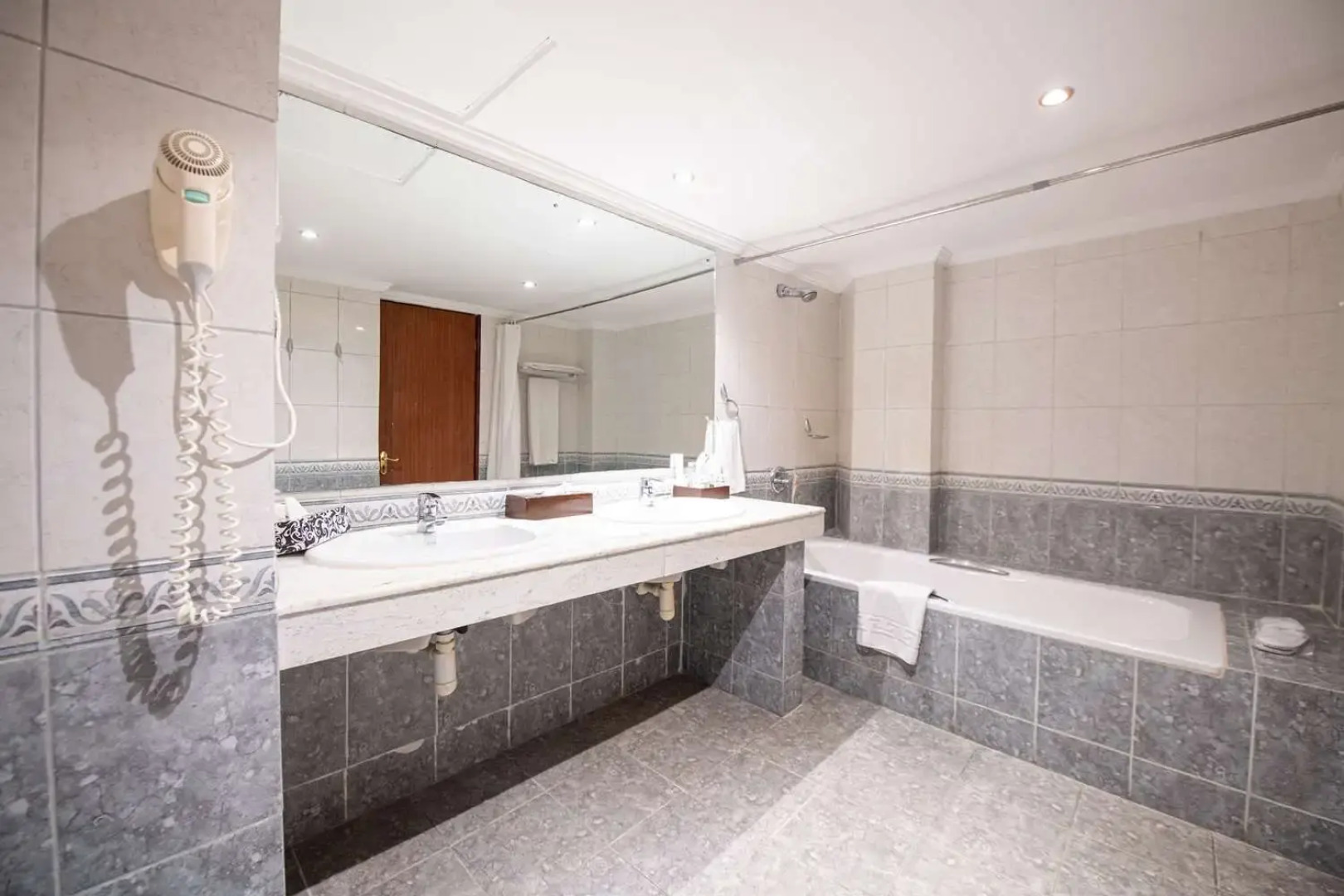 Отель Golden Tulip Dar Es Salaam