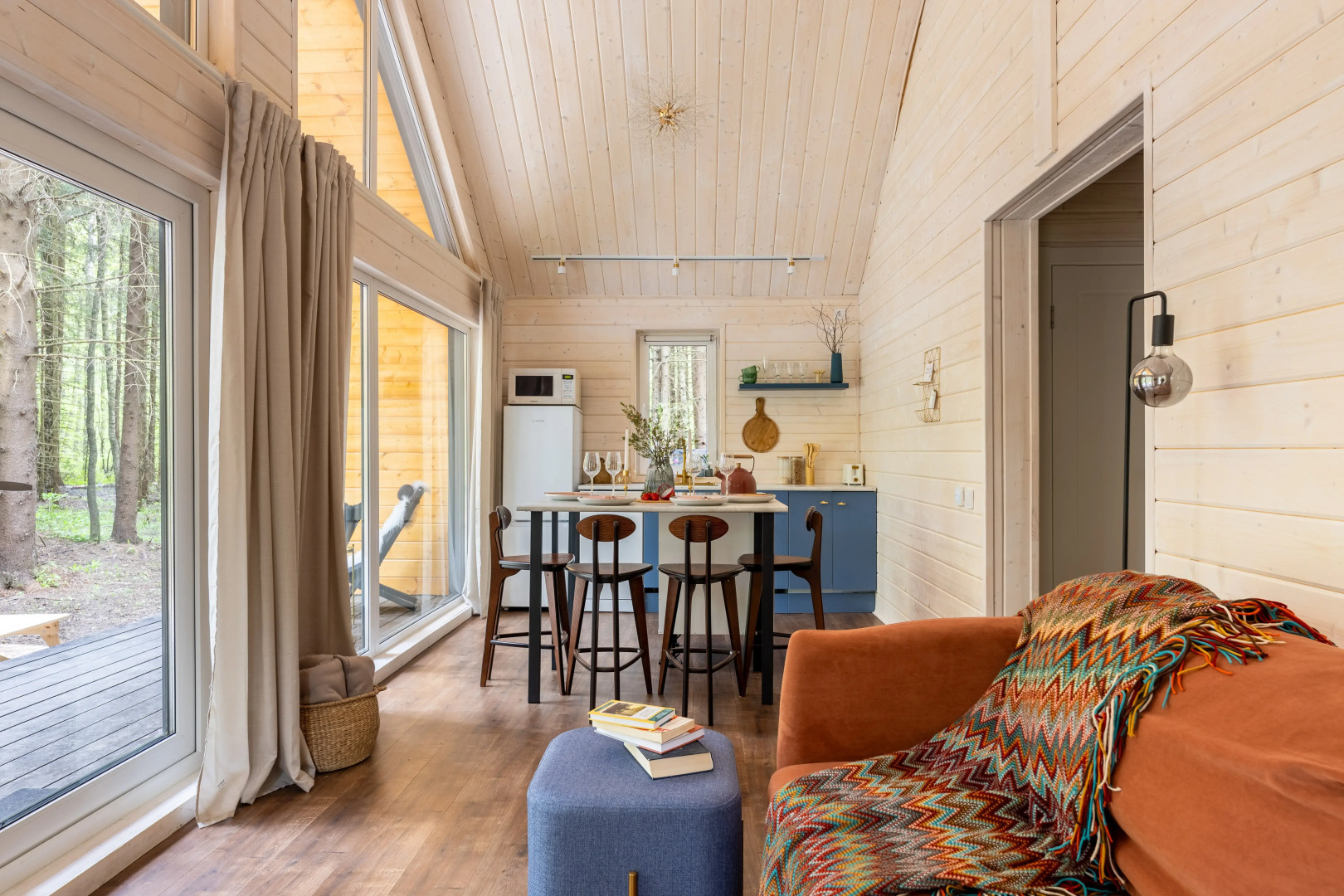 Частный дом в еловом лесу