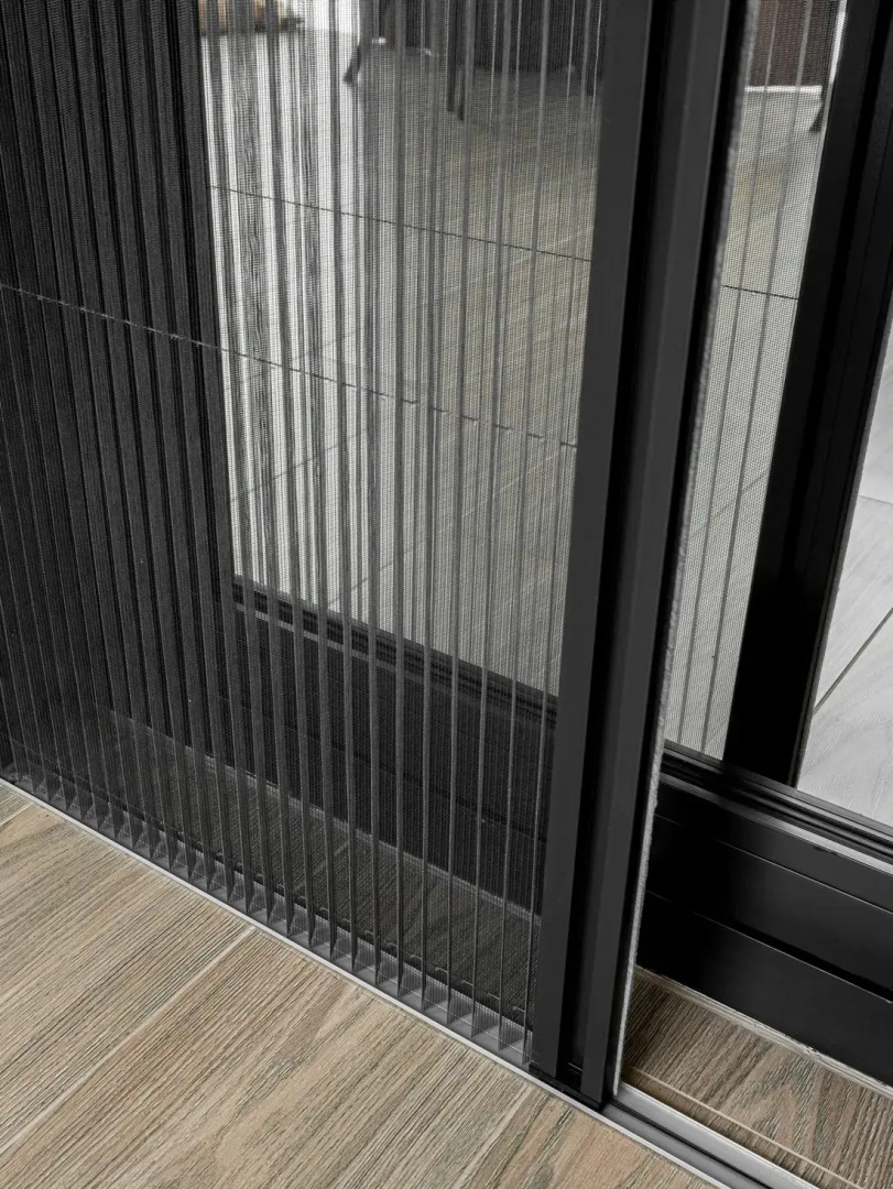 Частный Дом на Берегу Реки с Приватной Террасой и Джакузи