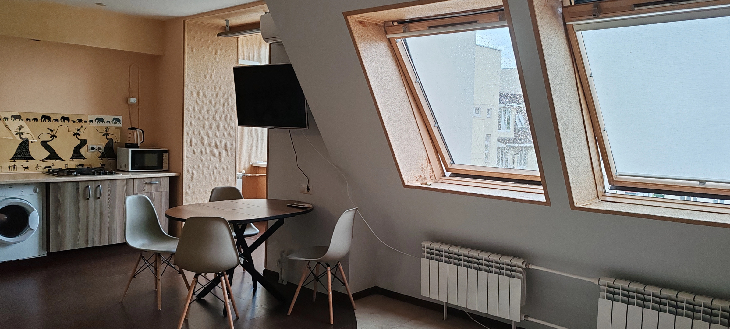 Квартира - студия в центре, есть выход на крышу и бесплатная парковка