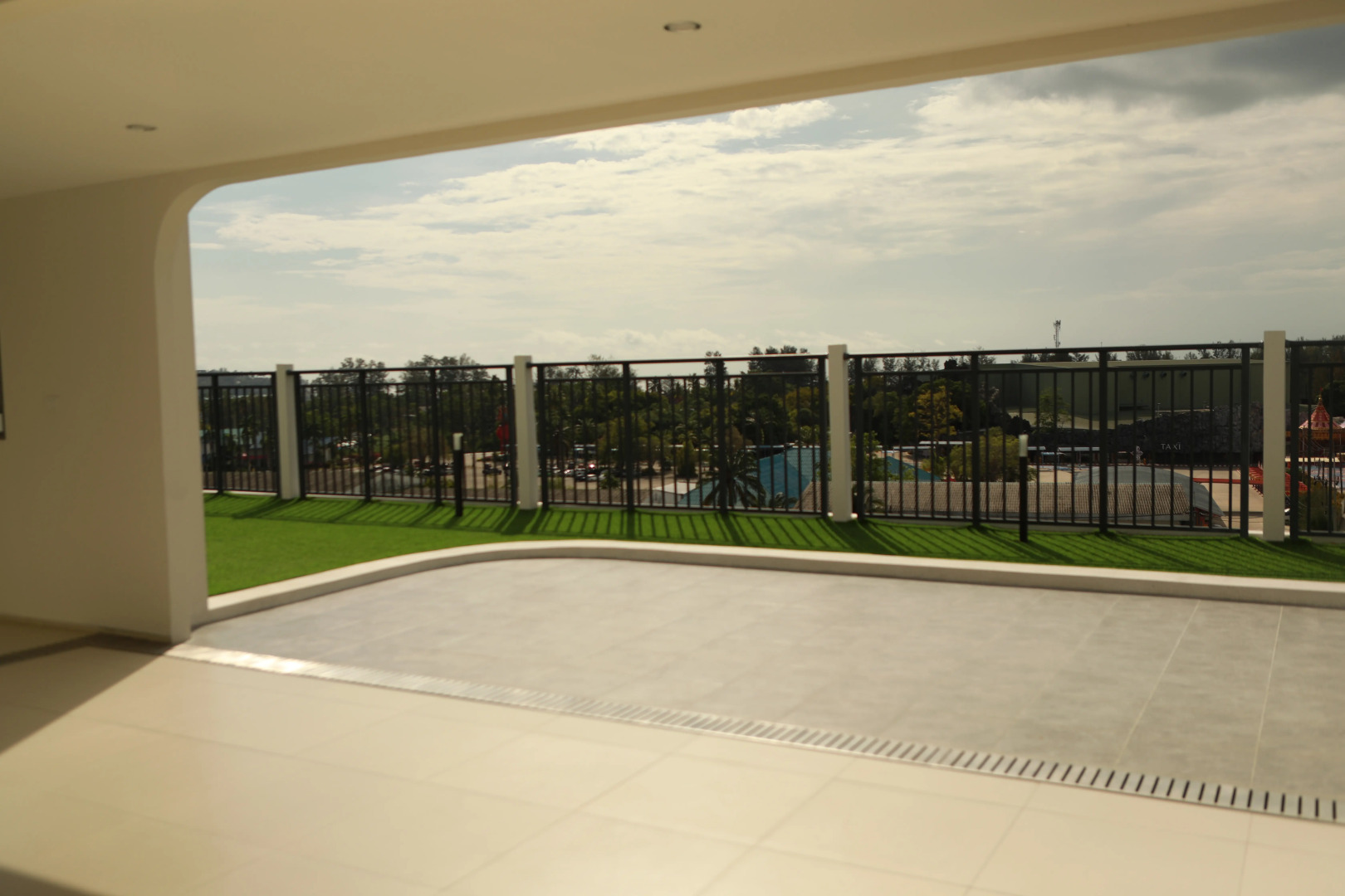 Квартира Просторная однушка у моря с бассейном и WiFi 500 мбит/с