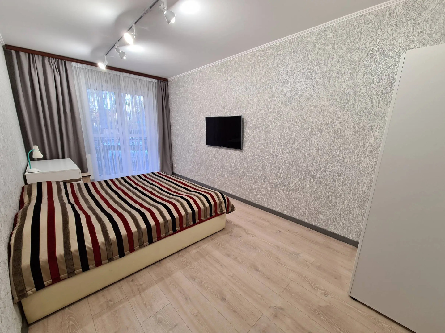 Двухкомнатная квартира на Тихомирова