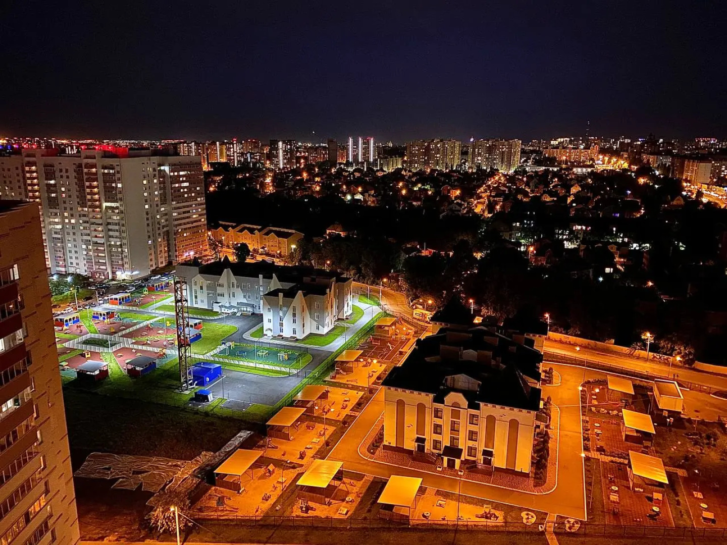 Олимпийский бульвар с видом на город