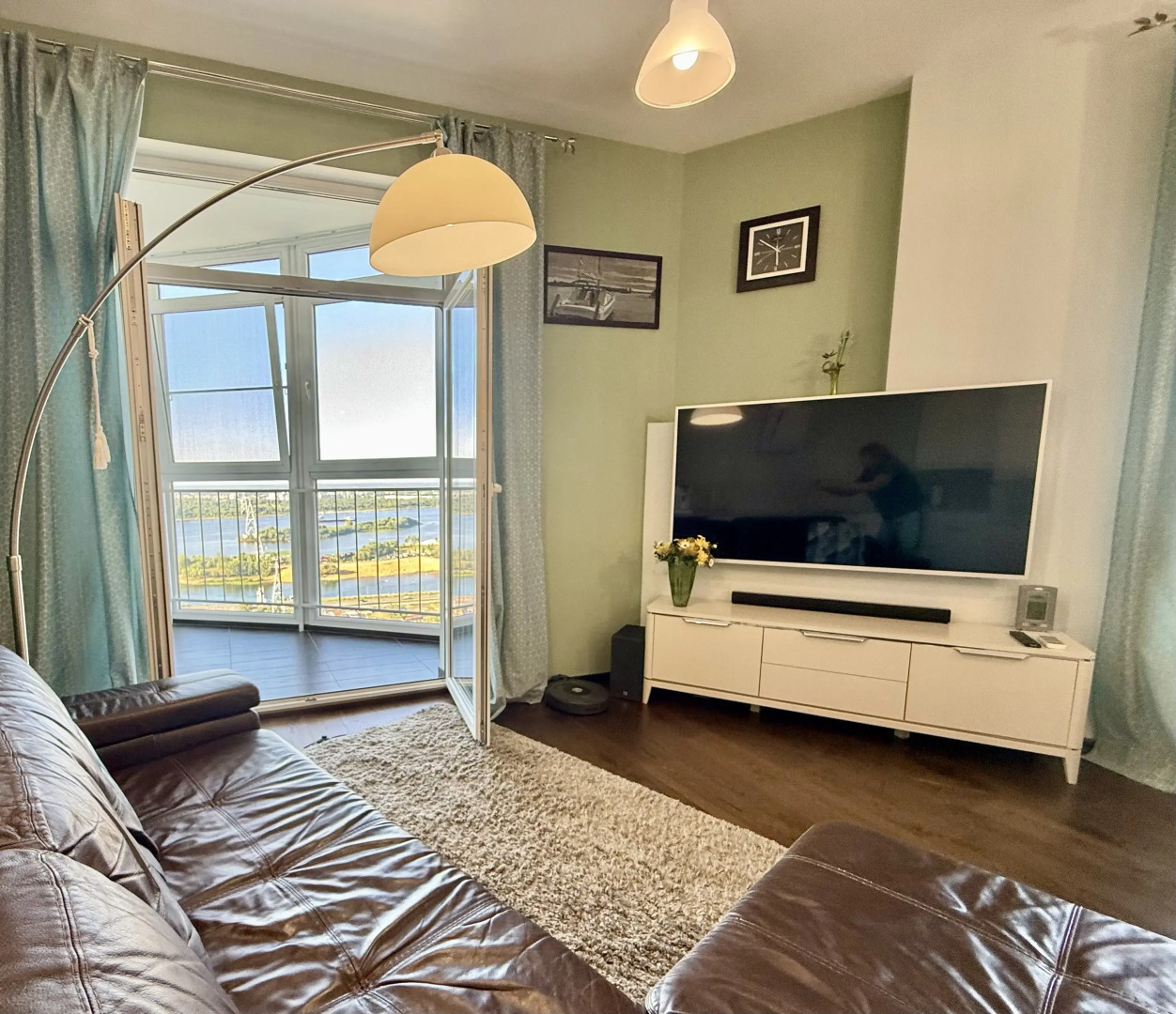 Квартира Волжский бриз Видовая 3-х комнатная на набережной в центре города