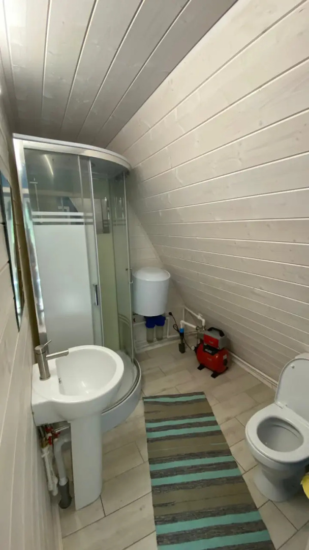 Частный дом в лесу у реки Пра