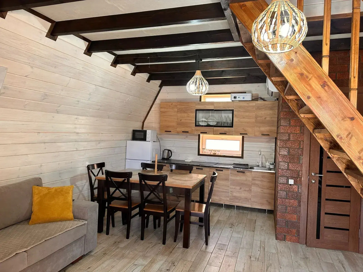 Частный дом с качелей кокон