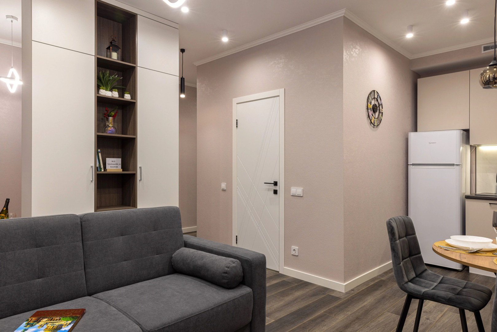 Квартира Дизайнерская Студия на Три Окна Feel At Home у Невского Проспекта