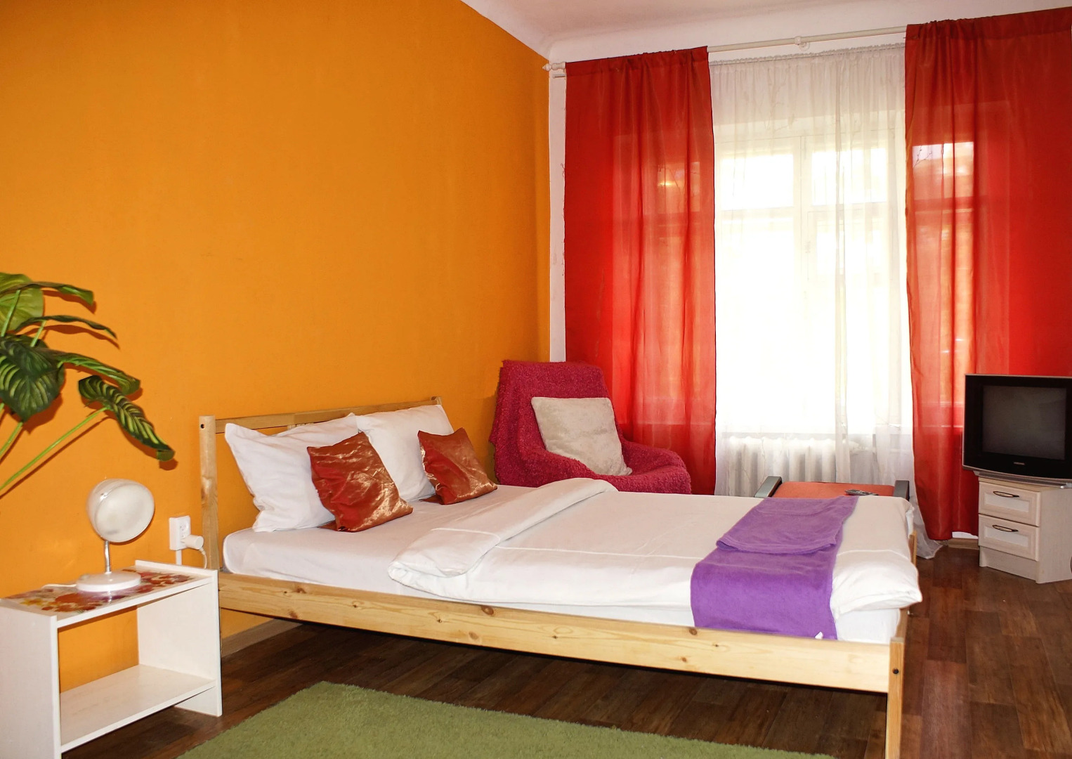 Апартаменты Лето&Зеленая Роща двуспальная кровать