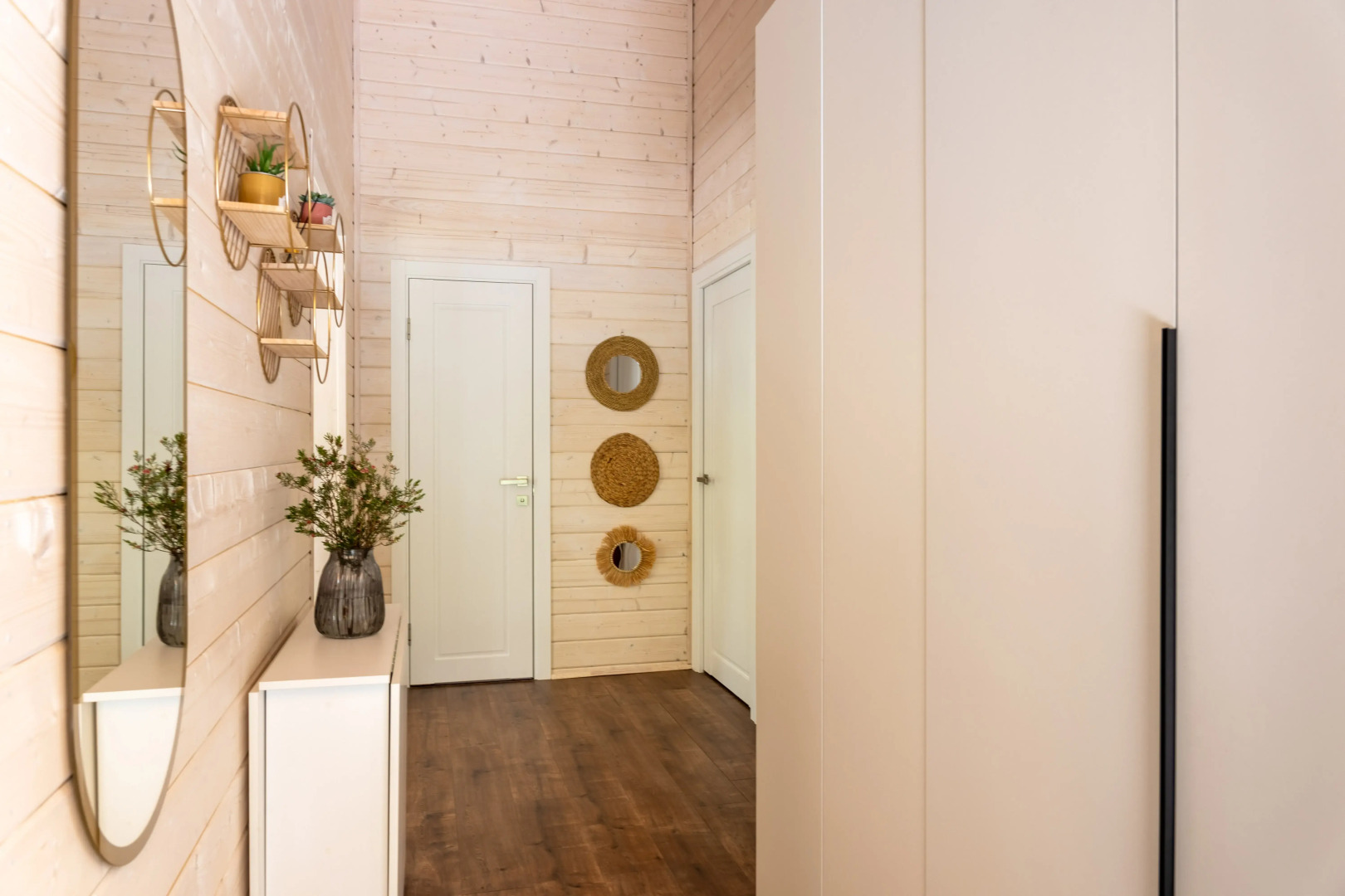 Частный дом в еловом лесу