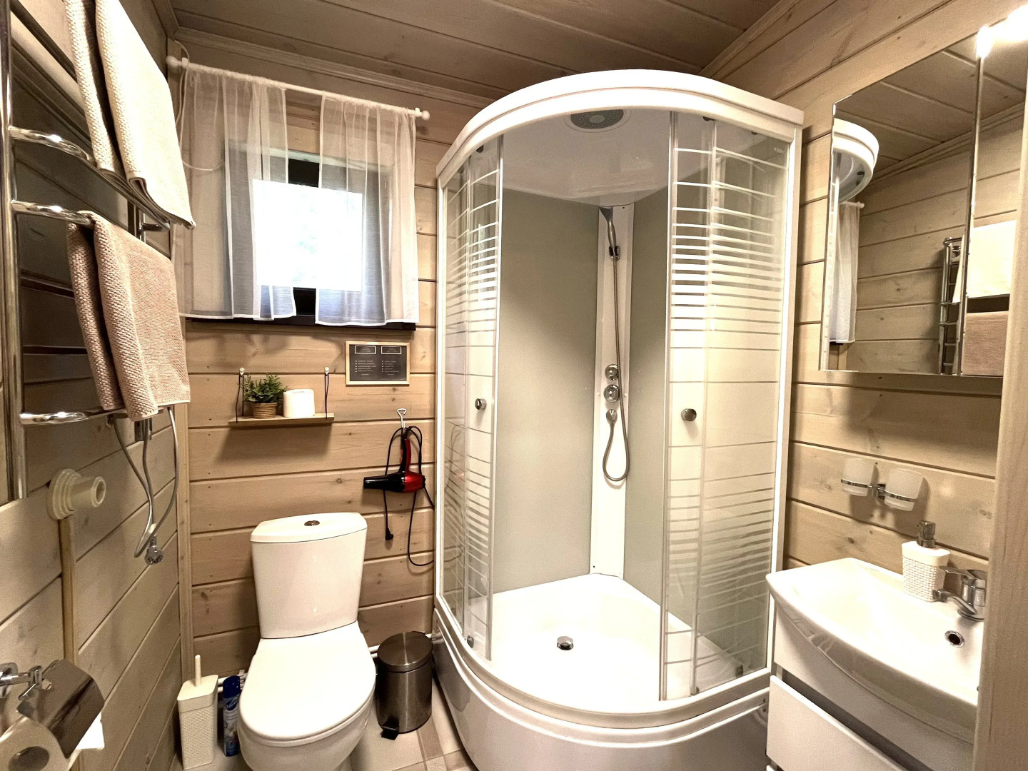 Домик на опушке на берегу Озера Волго на Селигере - коттеджи Сосновый бор