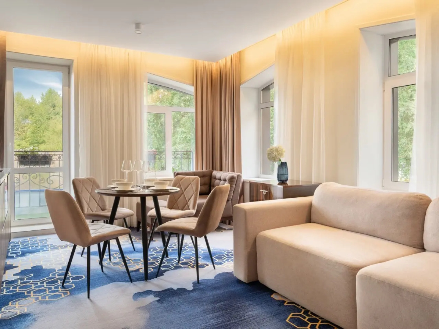 Отель V Hotel&Rooftop Lounge