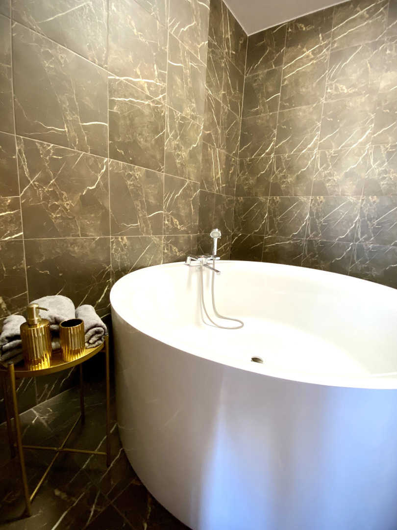 Апартаменты Центр, Апартаменты с камином и огромной ванной