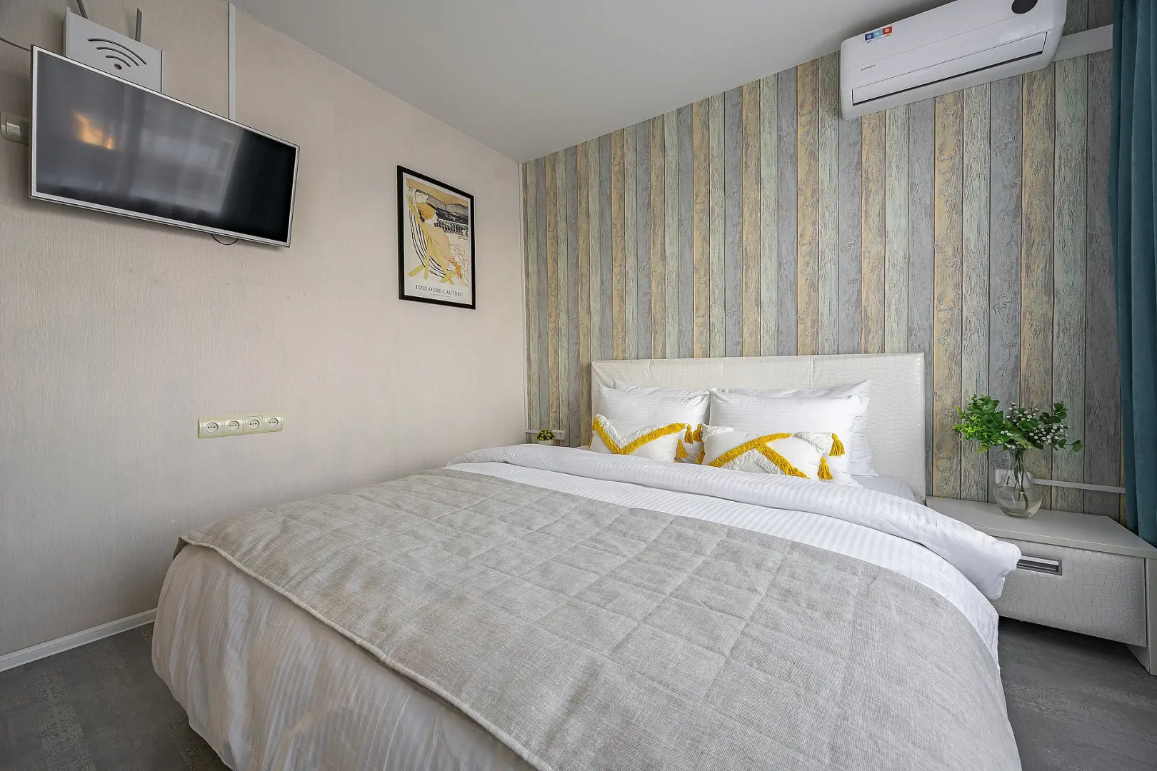 Апартаменты двухкомнатные в самом центре на Большой Покровской 73, Сова-Дом