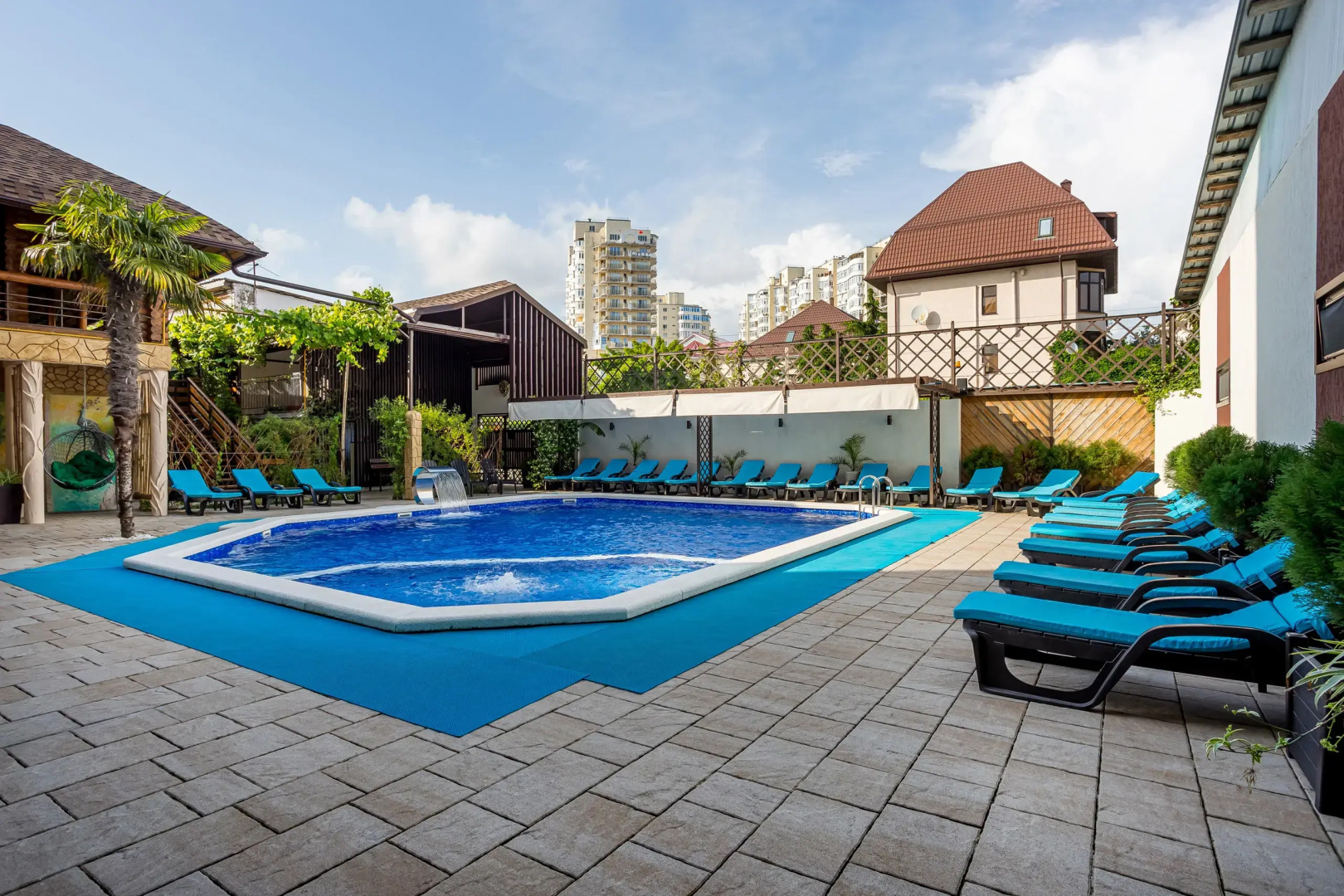 Отель Лаура