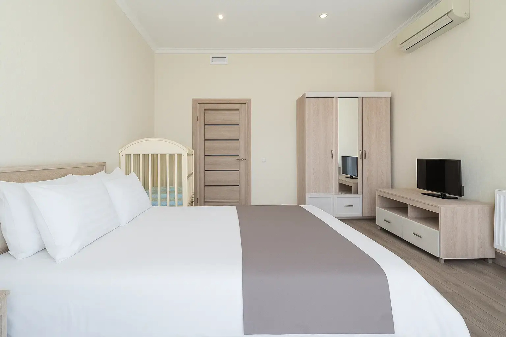 Квартира просторная для 6х гостей с кроваткой и пеленальным столиком для детей и кухонной зоной