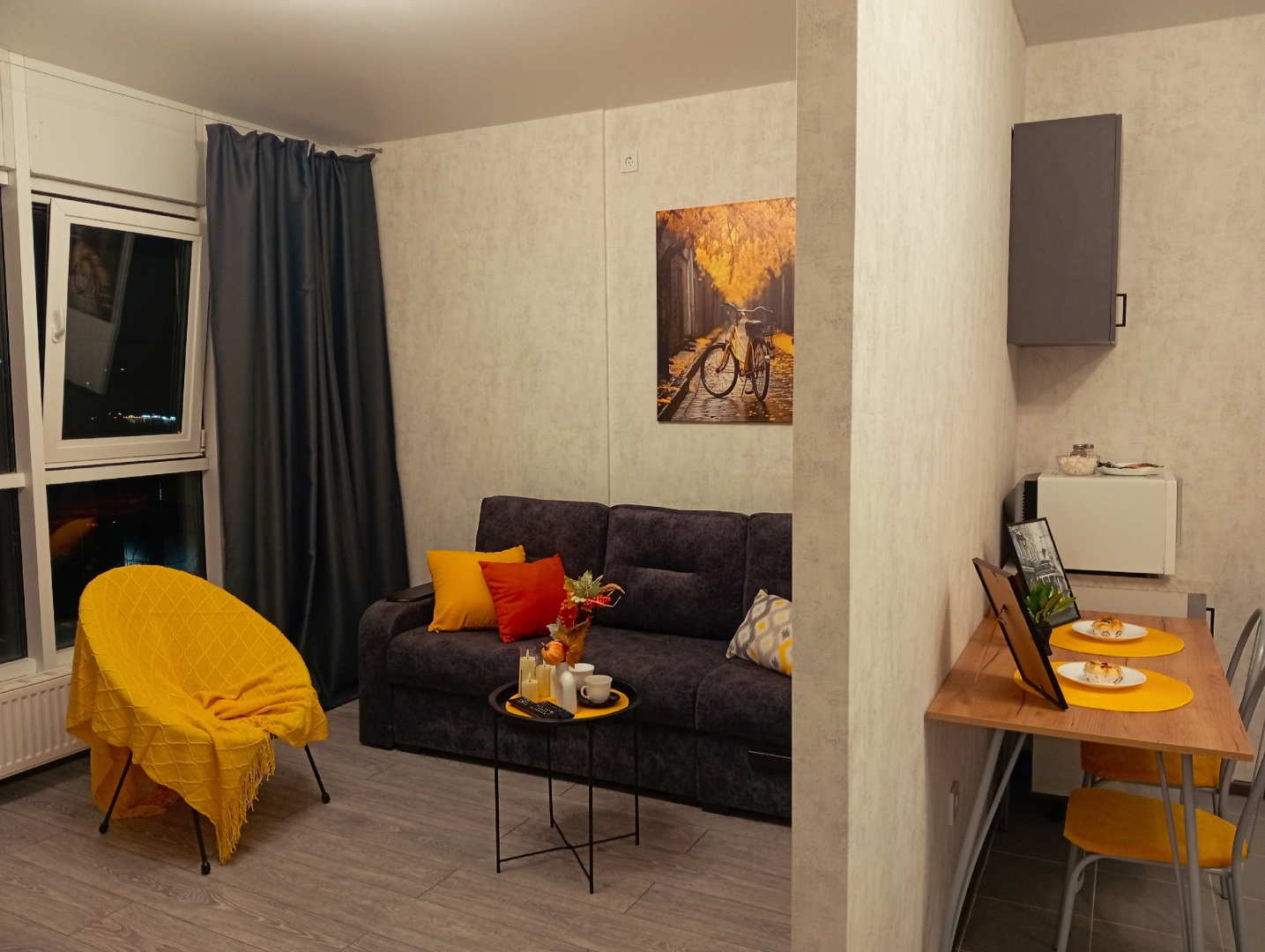 Квартира с панорамными окнами с видом на озеро