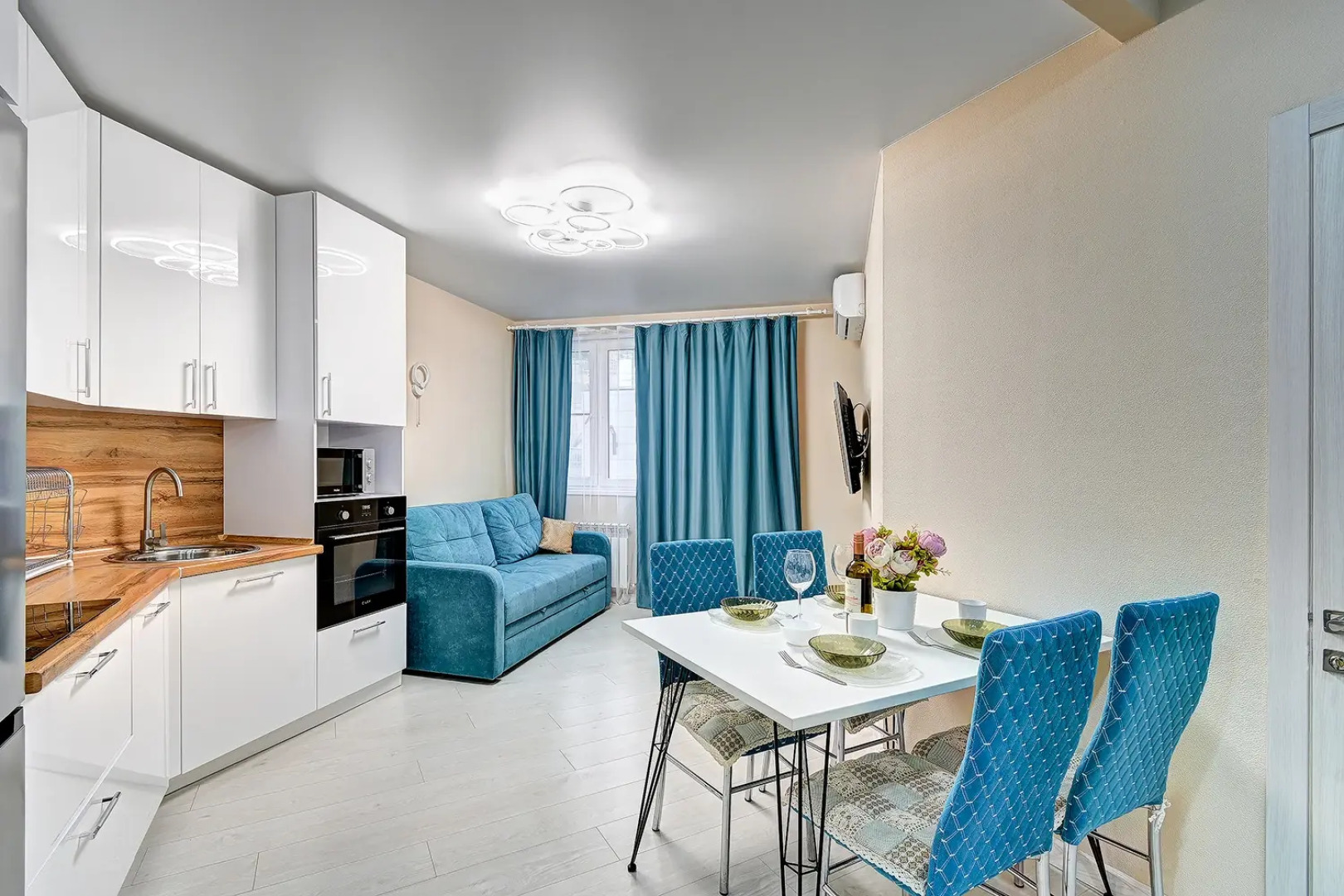 Апартаменты Morskaya Simfonya-2 евро трехкомнатные с балконом бассейном на территории