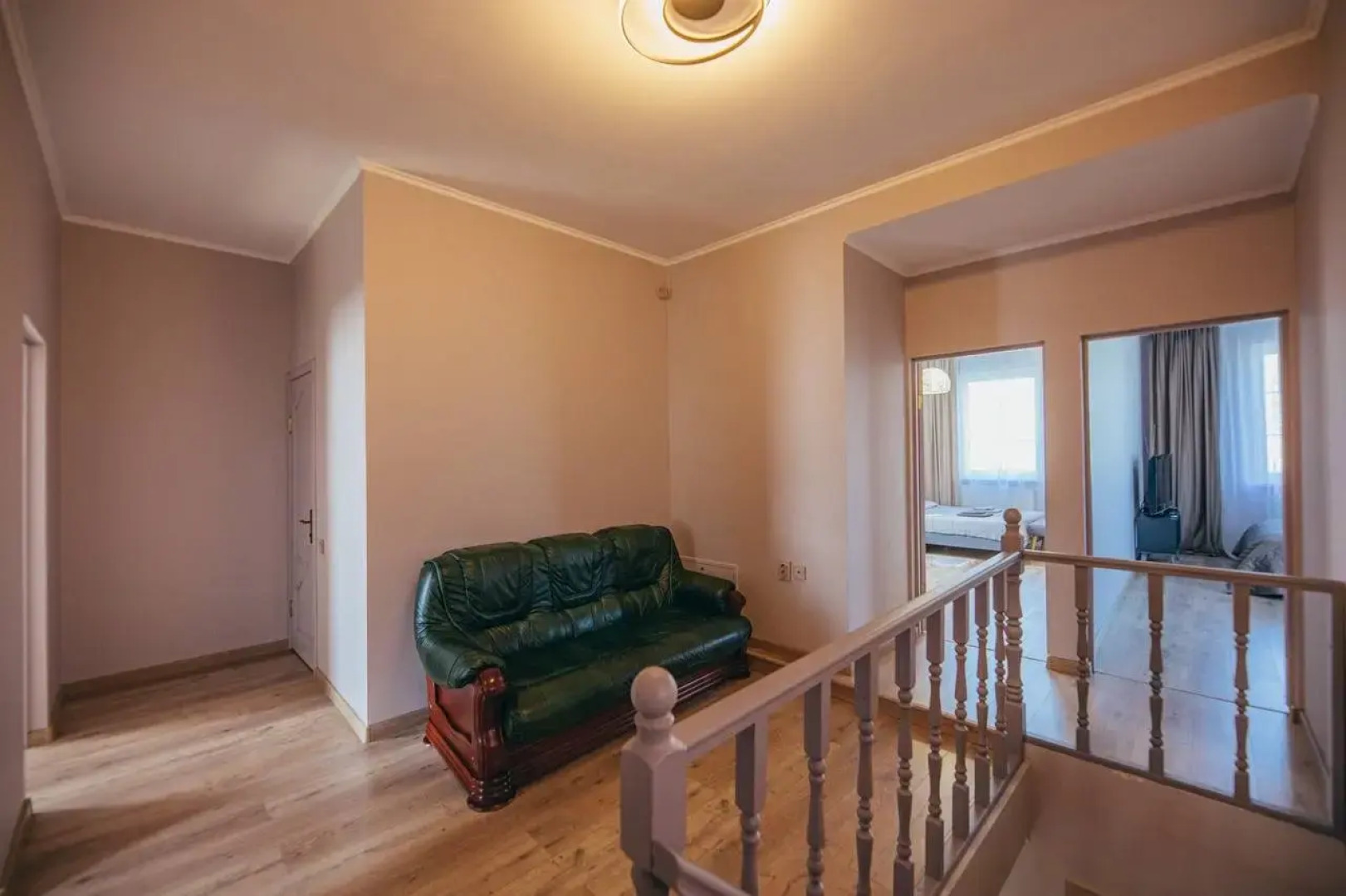 Частный дом в центре города с зеленым садом