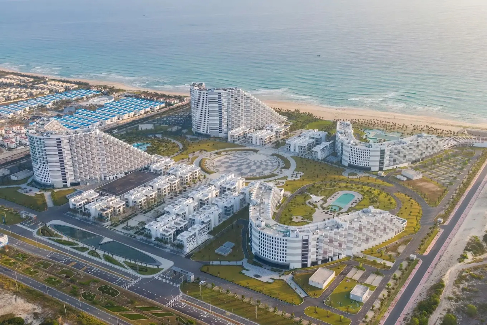 Курортный отель The Empyrean Cam Ranh Beach Resort