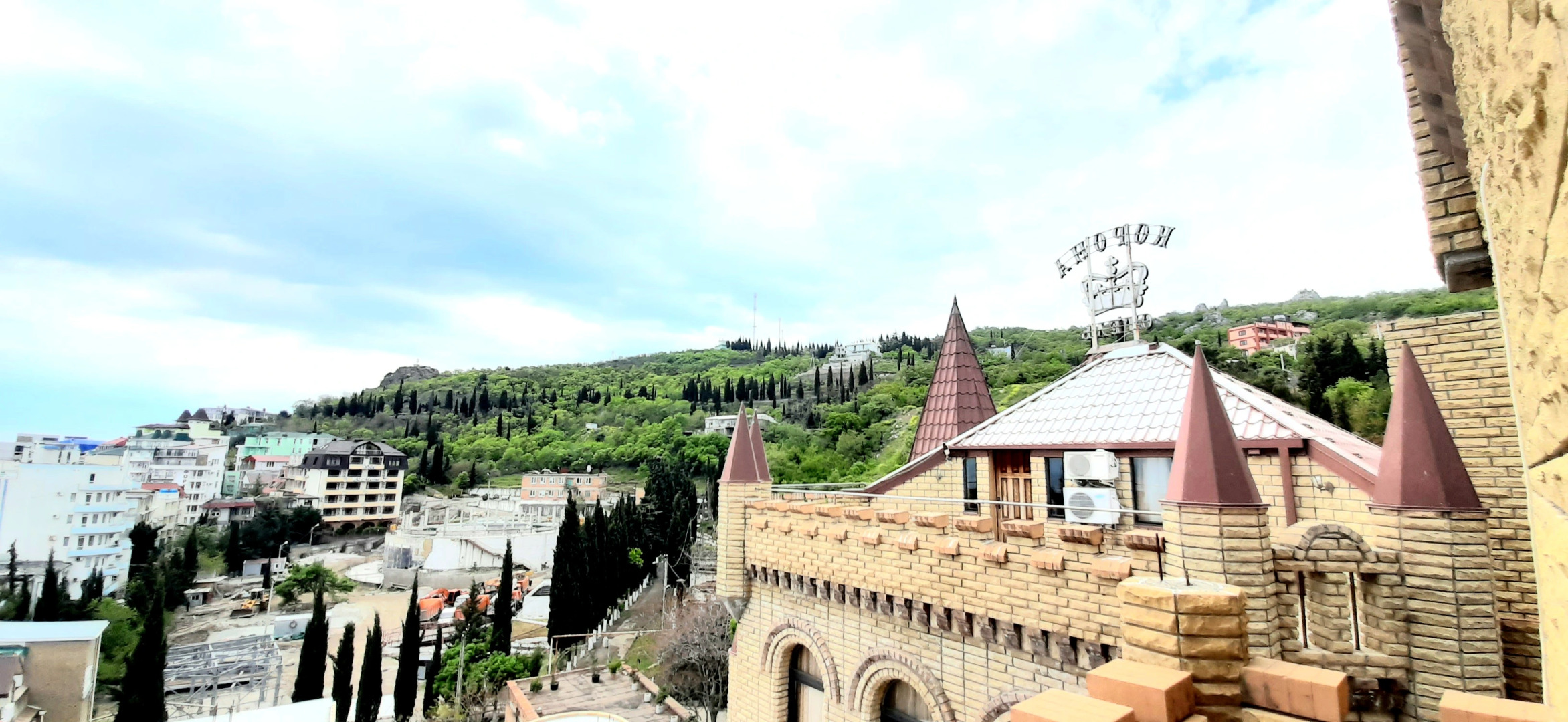 Курортный отель Корона