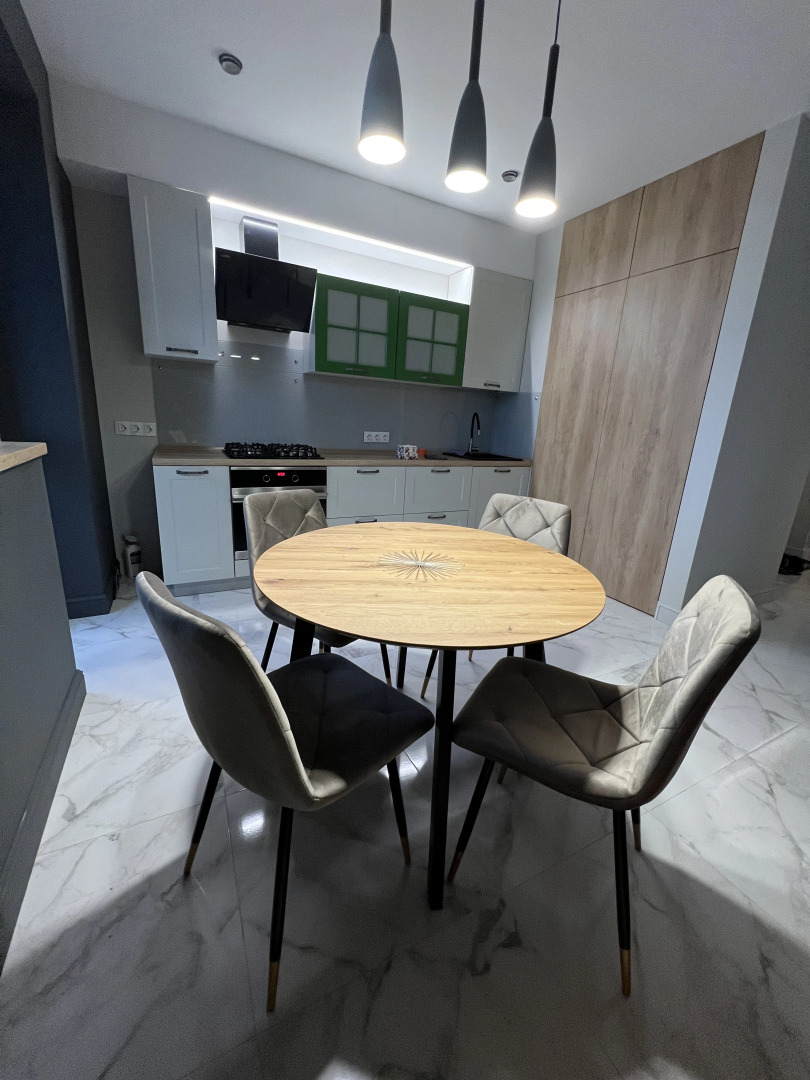 Квартира Просторная Недалеко от Центра с Парковкой