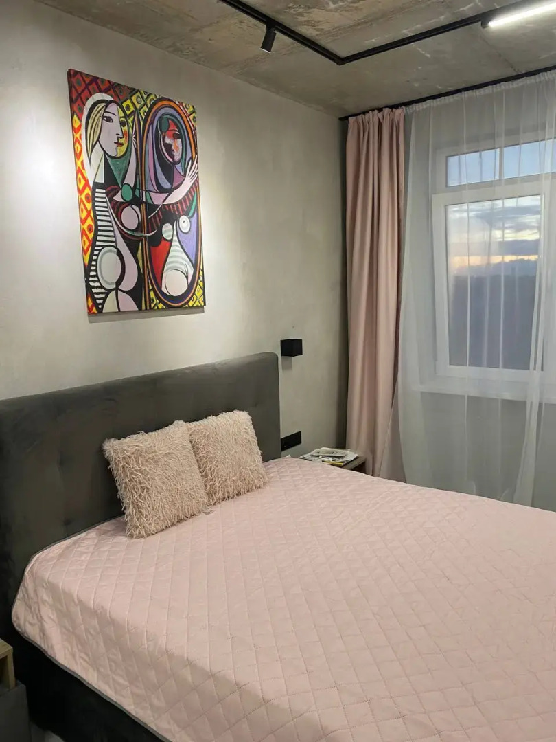 Апартаменты Пикассо - индустриальный шик с яркими акцентами