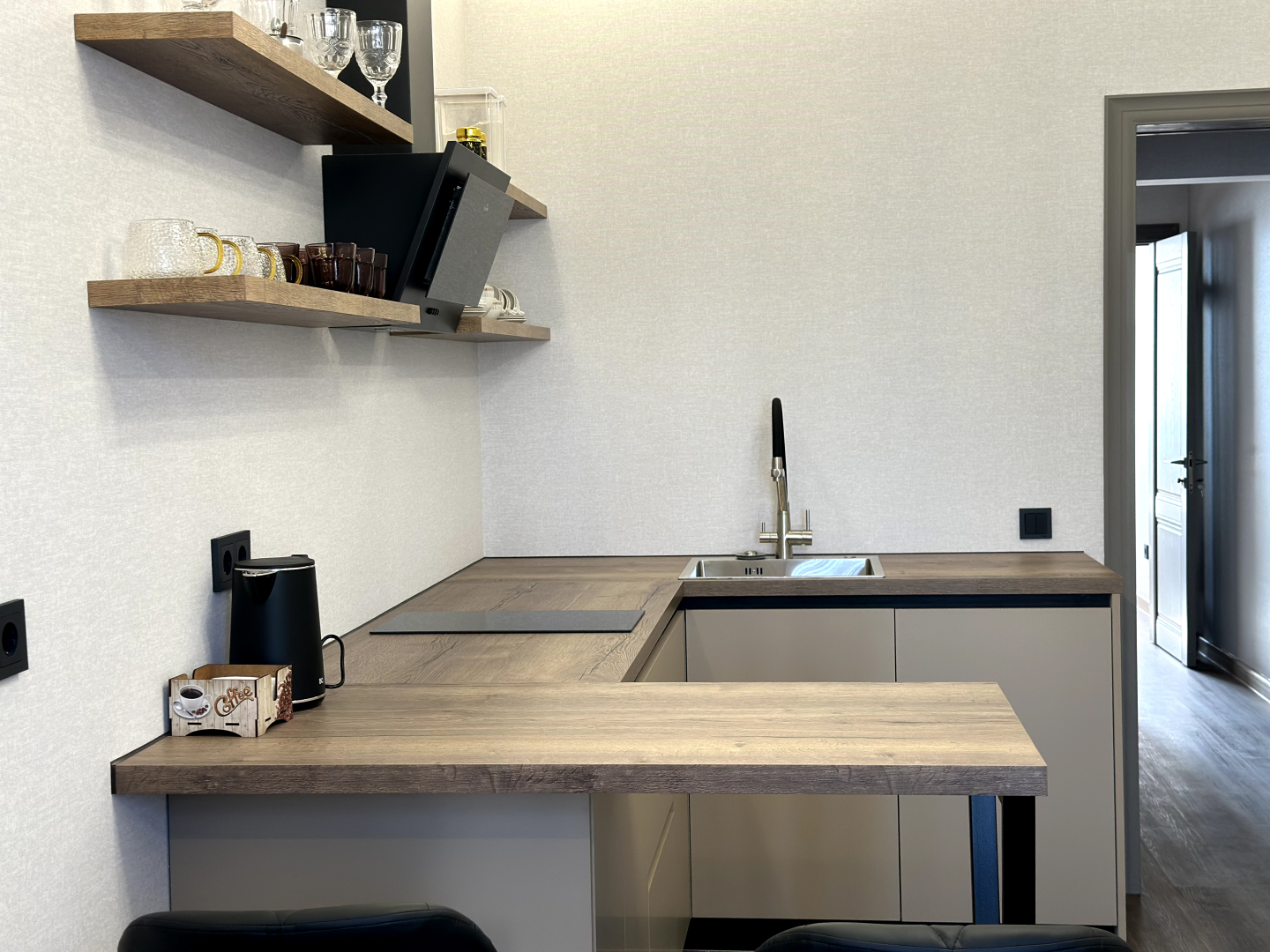 Апартаменты "Эленика" Двухкомнатая квартира в Махачкале с видом на озеро и мечеть