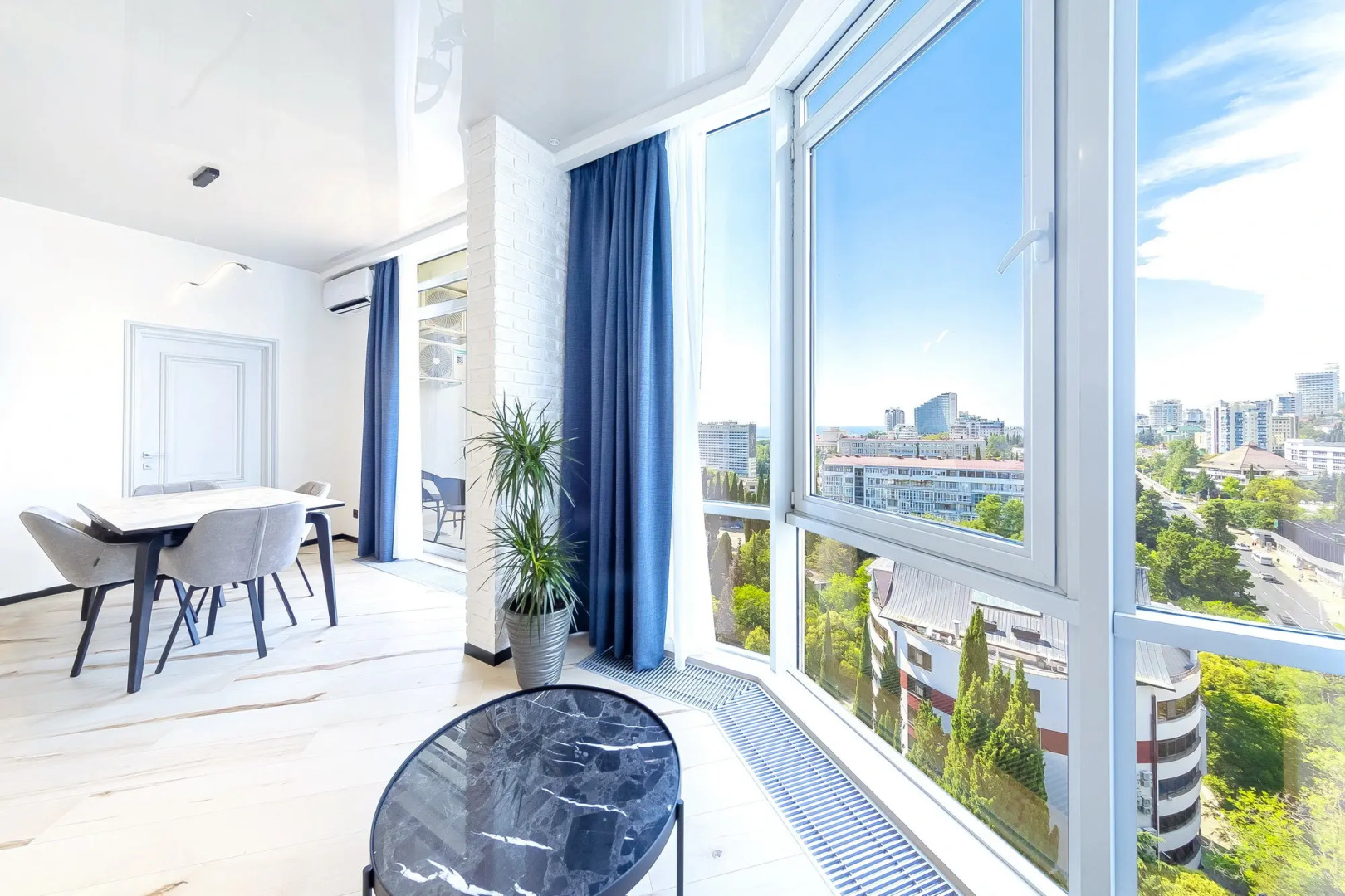 Апартаменты в центре с видом на море 76