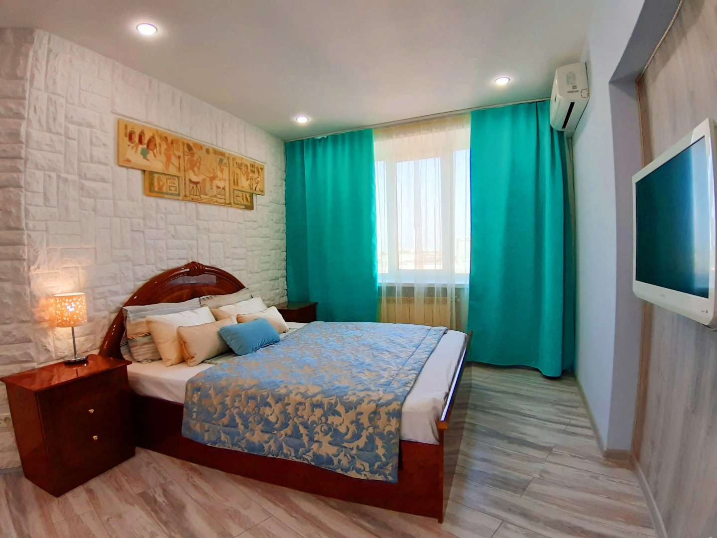 Апартаменты на площади Революции