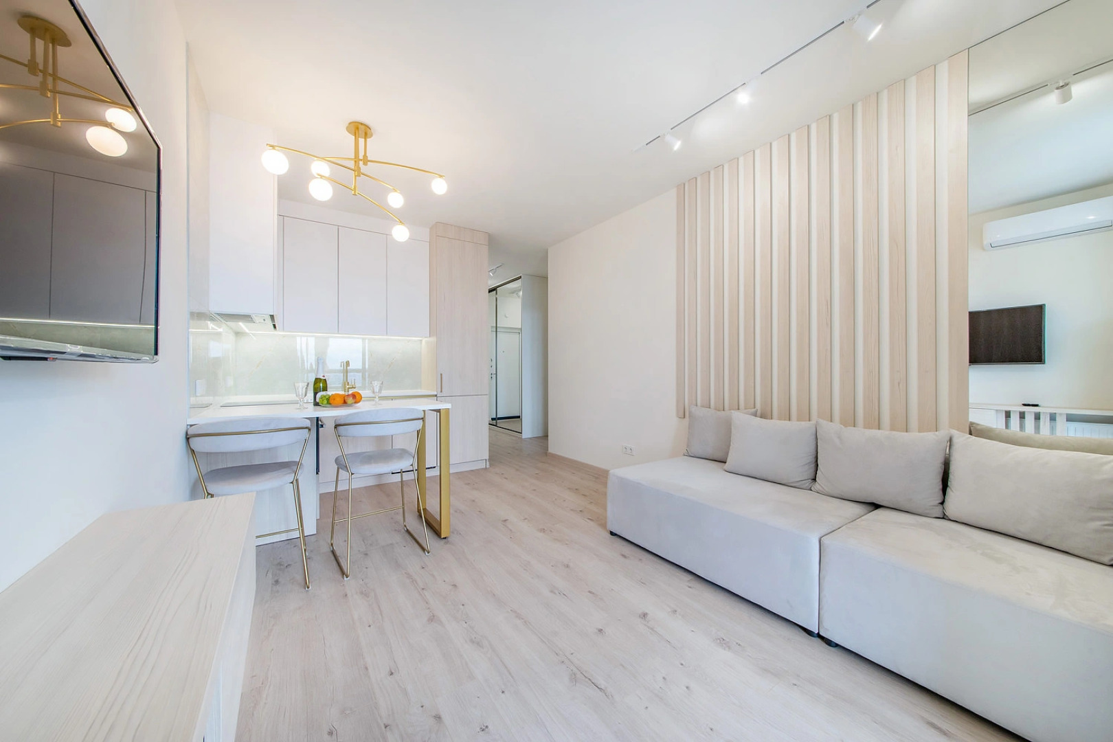 Квартира на сутки В 3 минутах от метро Парк Челюскинцев Подходит для командировок и отдыха Самозаселение Wi-Fi Кондиционер Кухня объединена с жилой зоной Отдельная спальня