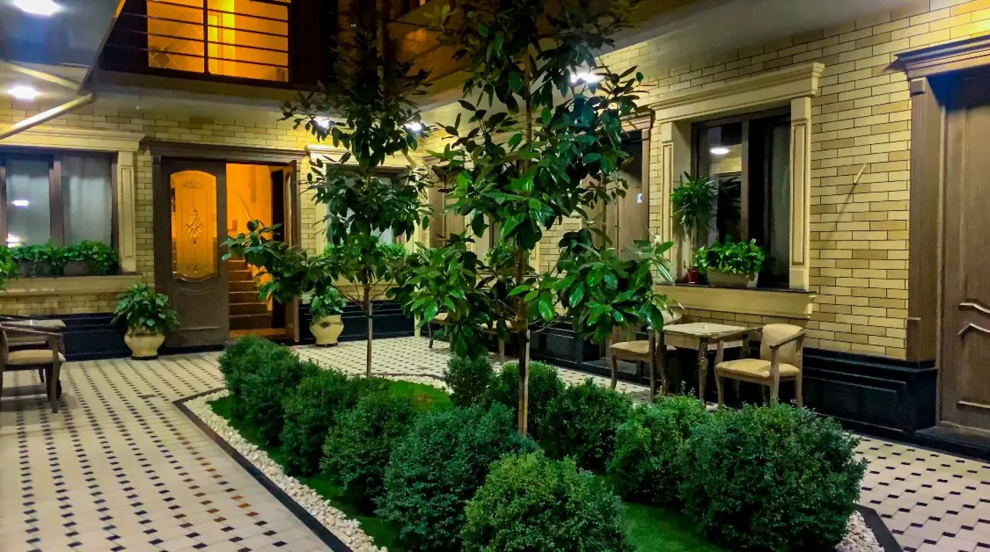 Отель Archie Family