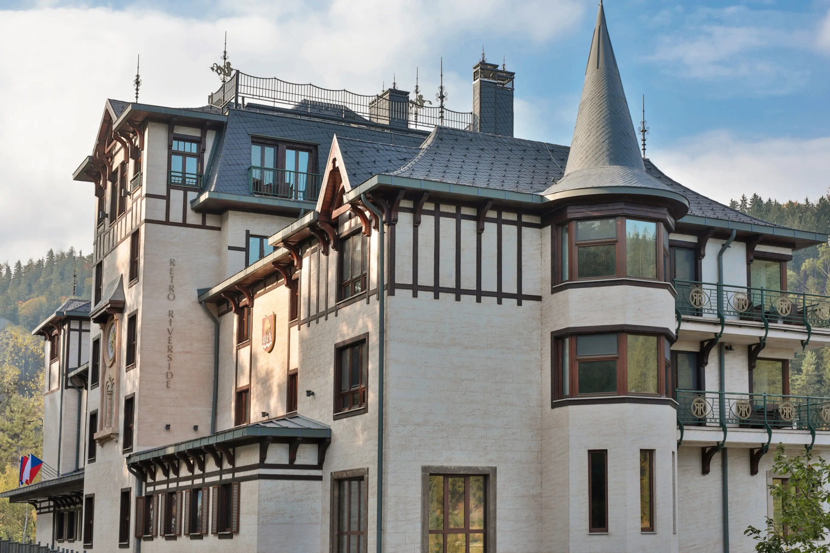 Resort Retro Riverside Wellness